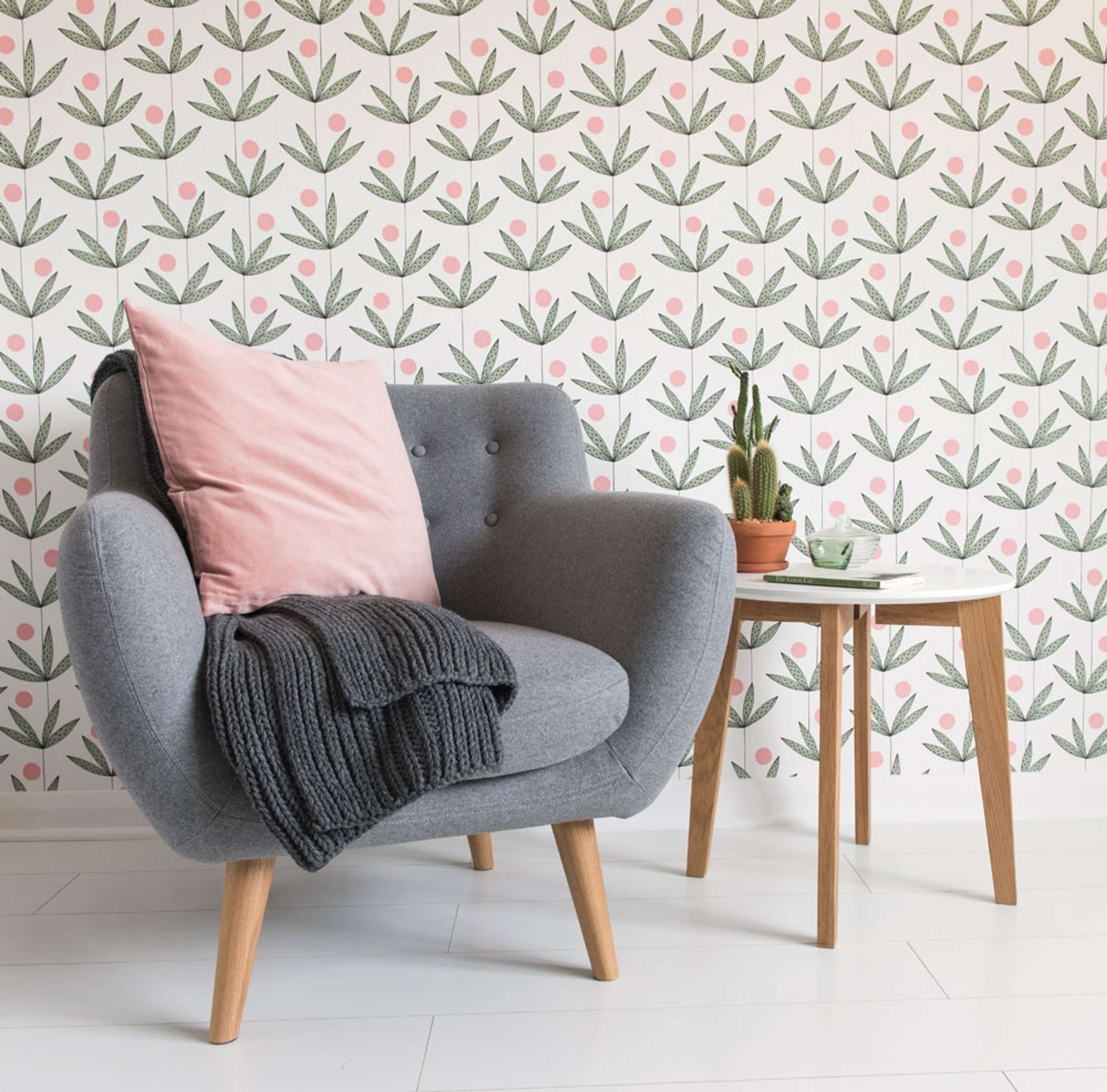 Palm Tree Glades tapet från Midbec med botaniskt, retro mönster i vit och grön. Från kollektionen Kinfolk. Nonwoven-material med förskjuten passning. Vintage, lek-stil.