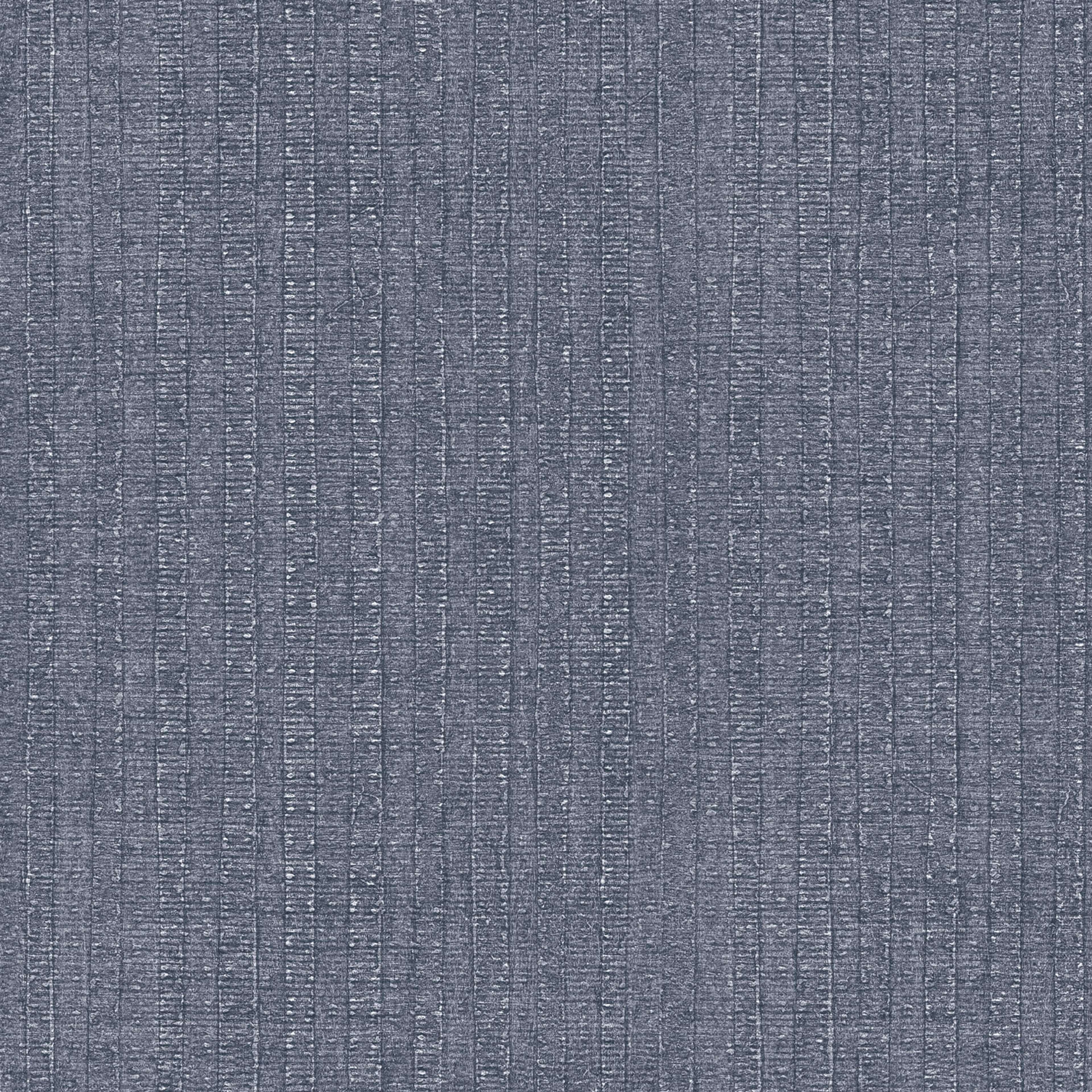 Moss Stripe tapet i blå tapet med randigt mönster i blå. Från kollektionen bazaar. Nonwoven-material med rak passning. Passar i vardagsrum och matsal.