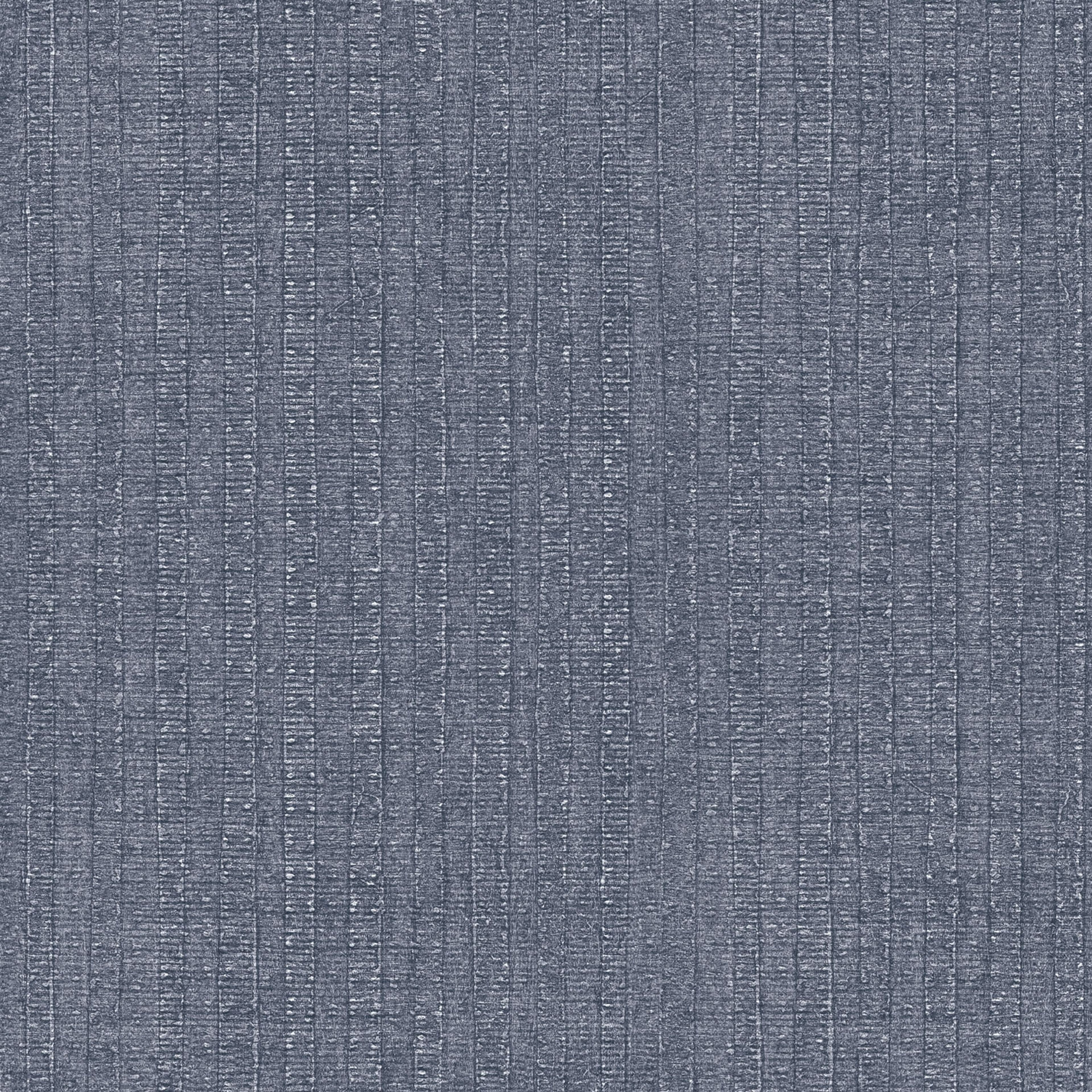 Moss Stripe tapet i blå tapet med randigt mönster i blå. Från kollektionen bazaar. Nonwoven-material med rak passning. Passar i vardagsrum och matsal.