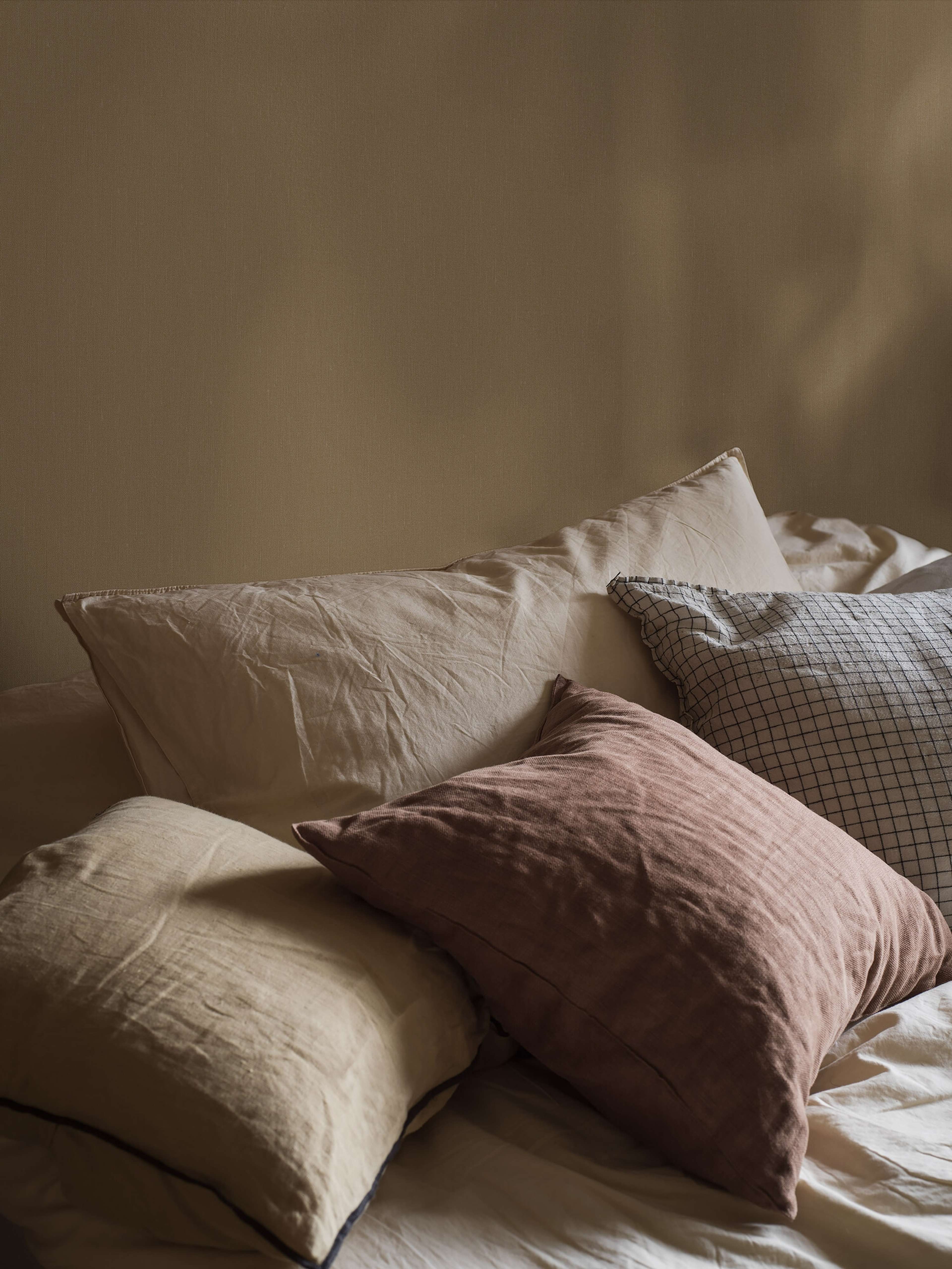 Linen Oat tapet med enfargat, textilimitation mönster i gul. Från kollektionen Linen. Nonwoven-material. Passar i vardagsrum och matsal.
