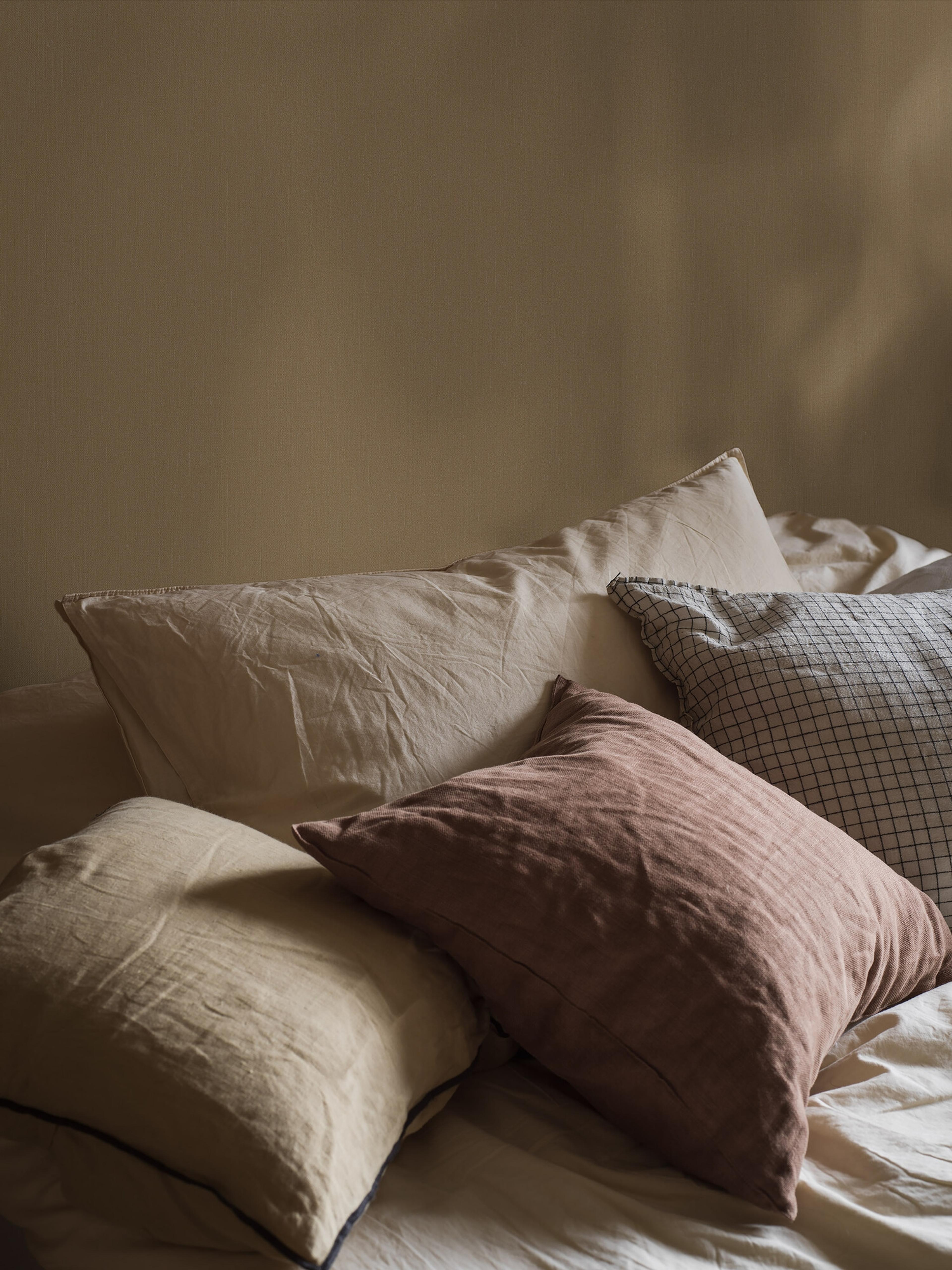 Linen Oat tapet med enfargat, textilimitation mönster i gul. Från kollektionen Linen. Nonwoven-material. Passar i vardagsrum och matsal.
