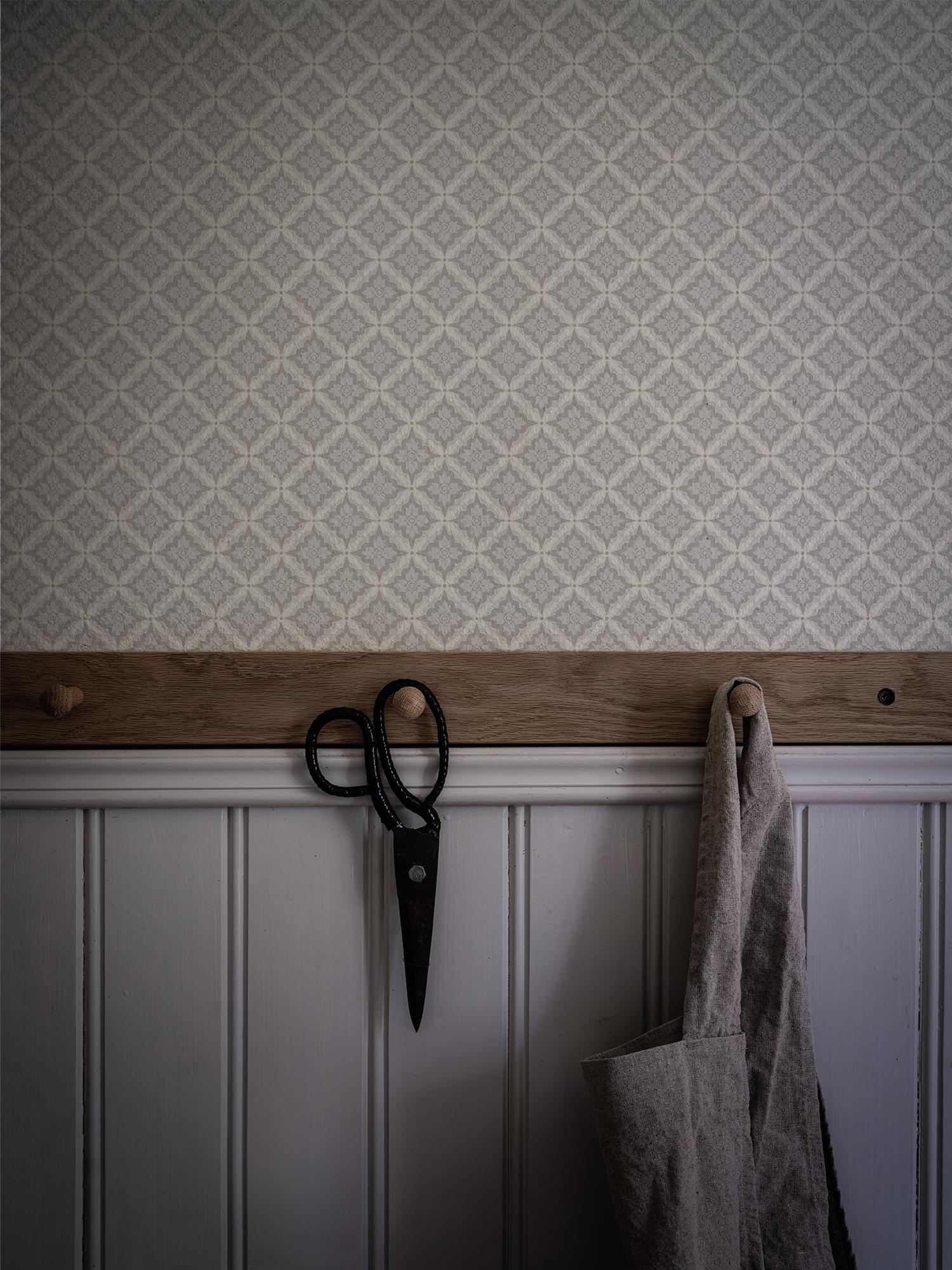 Ingrid Grå tapet med geometriskt mönster i grå. Från kollektionen Gammalsvenska klassiker 1850–1950. Nonwoven-material med rak passning. Passar i vardagsrum och matsal.