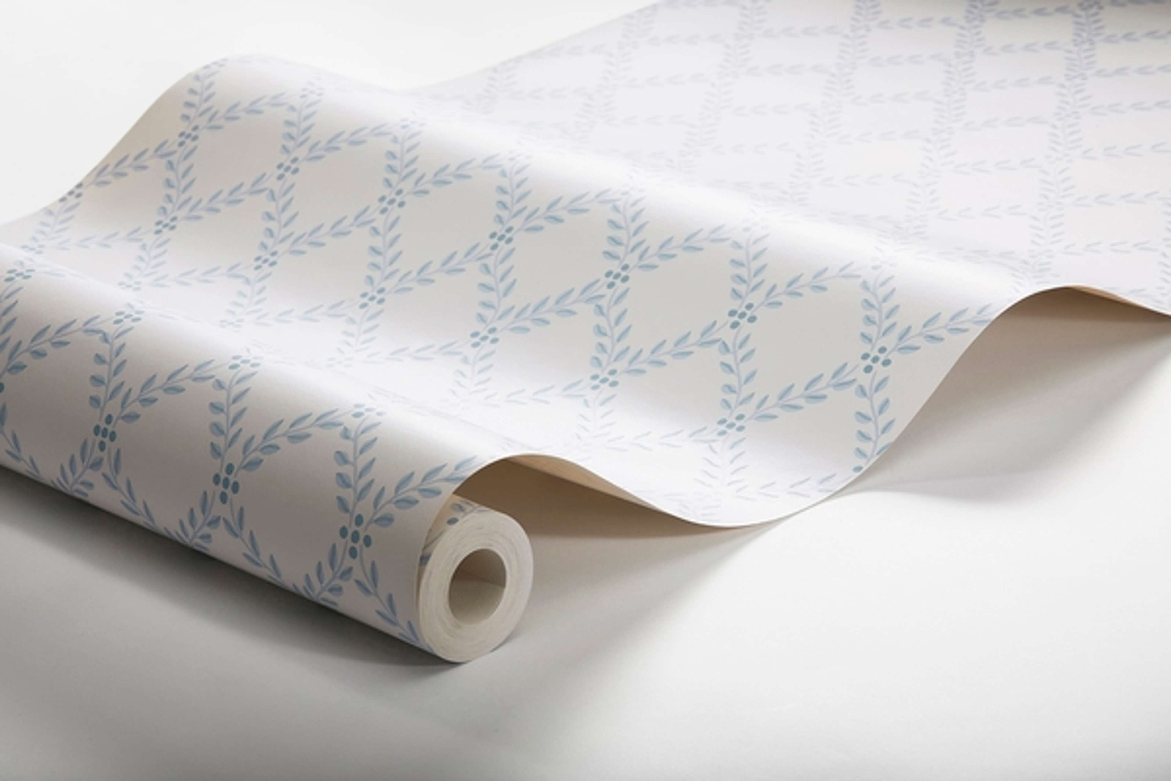 Trellis Leaves, krämvit/blå tapet från Boråstapeter med rutigt, geometriskt, trellis mönster i blå. Från kollektionen Falsterbo III. Nonwoven-material med rak passning.