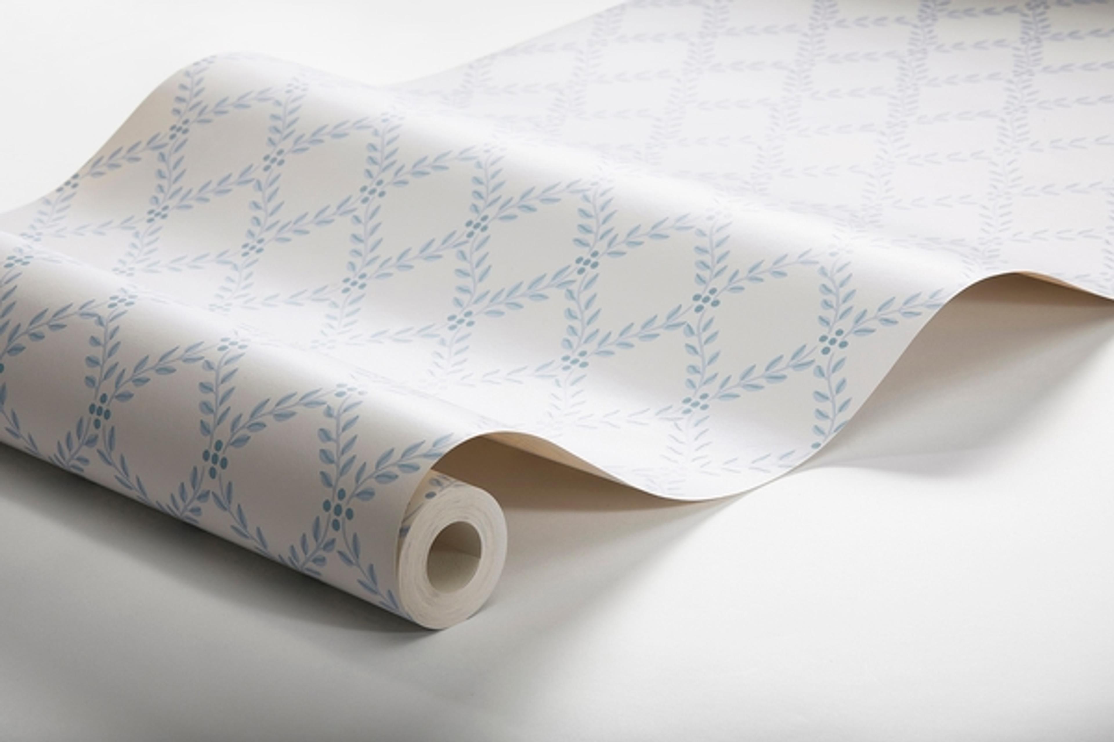 Trellis Leaves, krämvit/blå tapet från Boråstapeter med rutigt, geometriskt, trellis mönster i blå. Från kollektionen Falsterbo III. Nonwoven-material med rak passning.