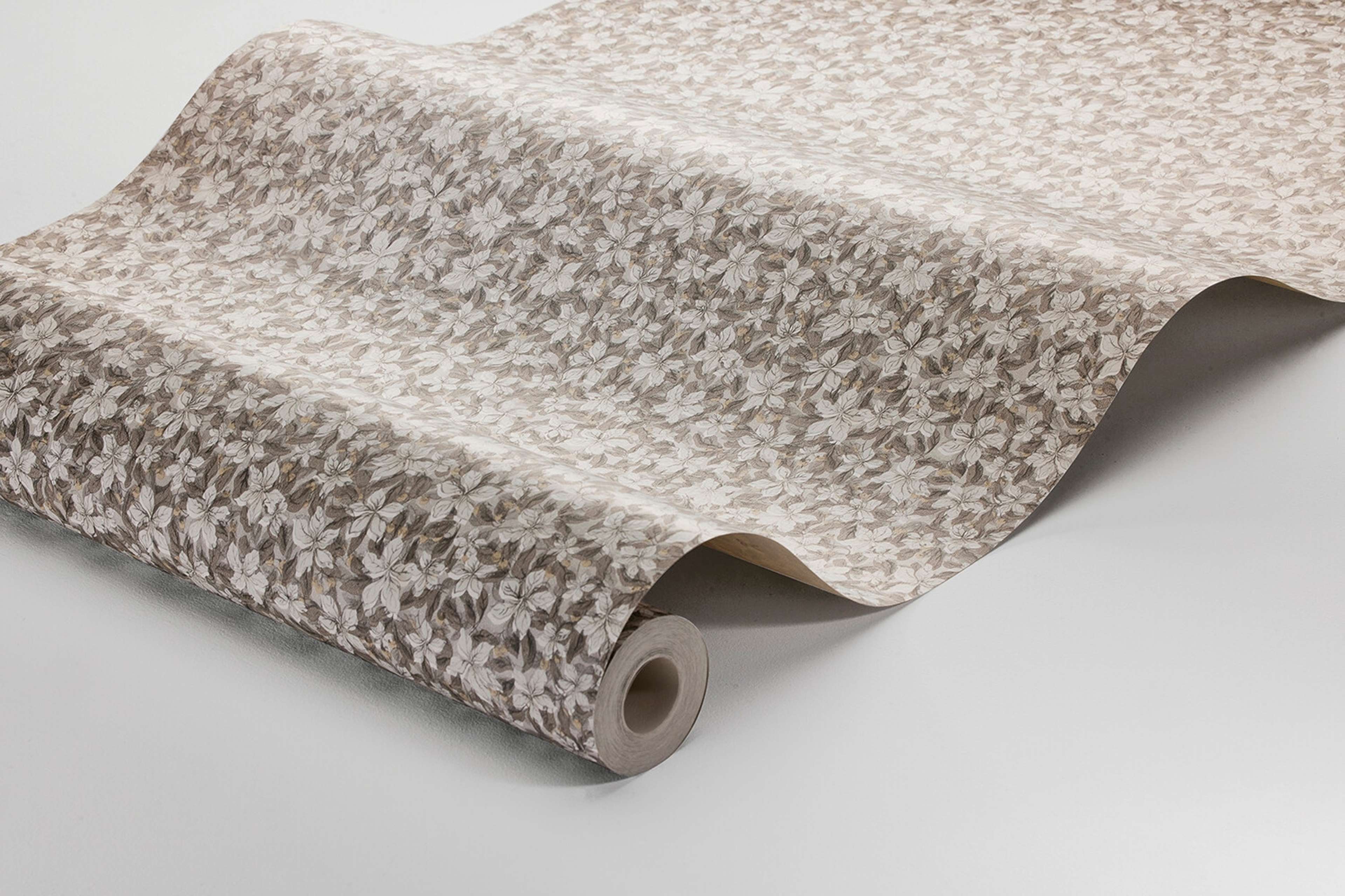 Skogsblomst tapet med blommigt mönster i vit och beige. Från kollektionen timeless traditions. Nonwoven-material med rak passning.