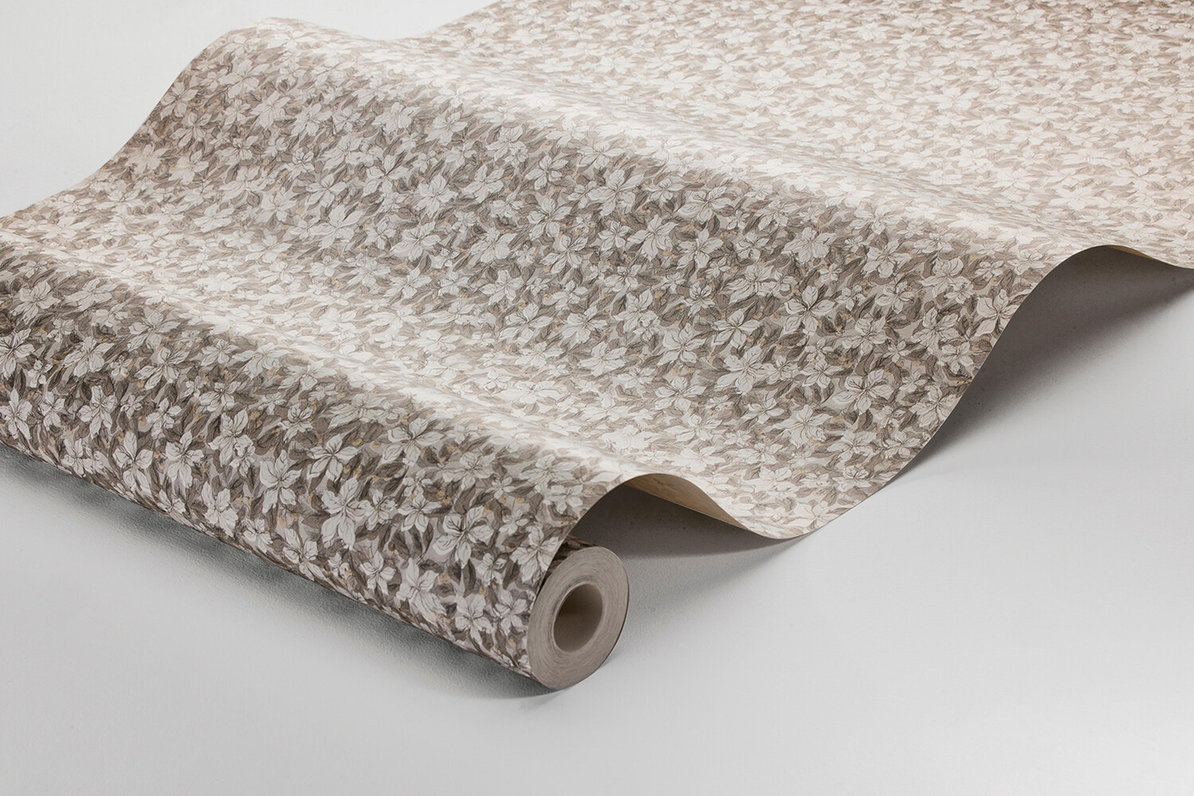 Skogsblomst tapet med blommigt mönster i vit och beige. Från kollektionen timeless traditions. Nonwoven-material med rak passning.