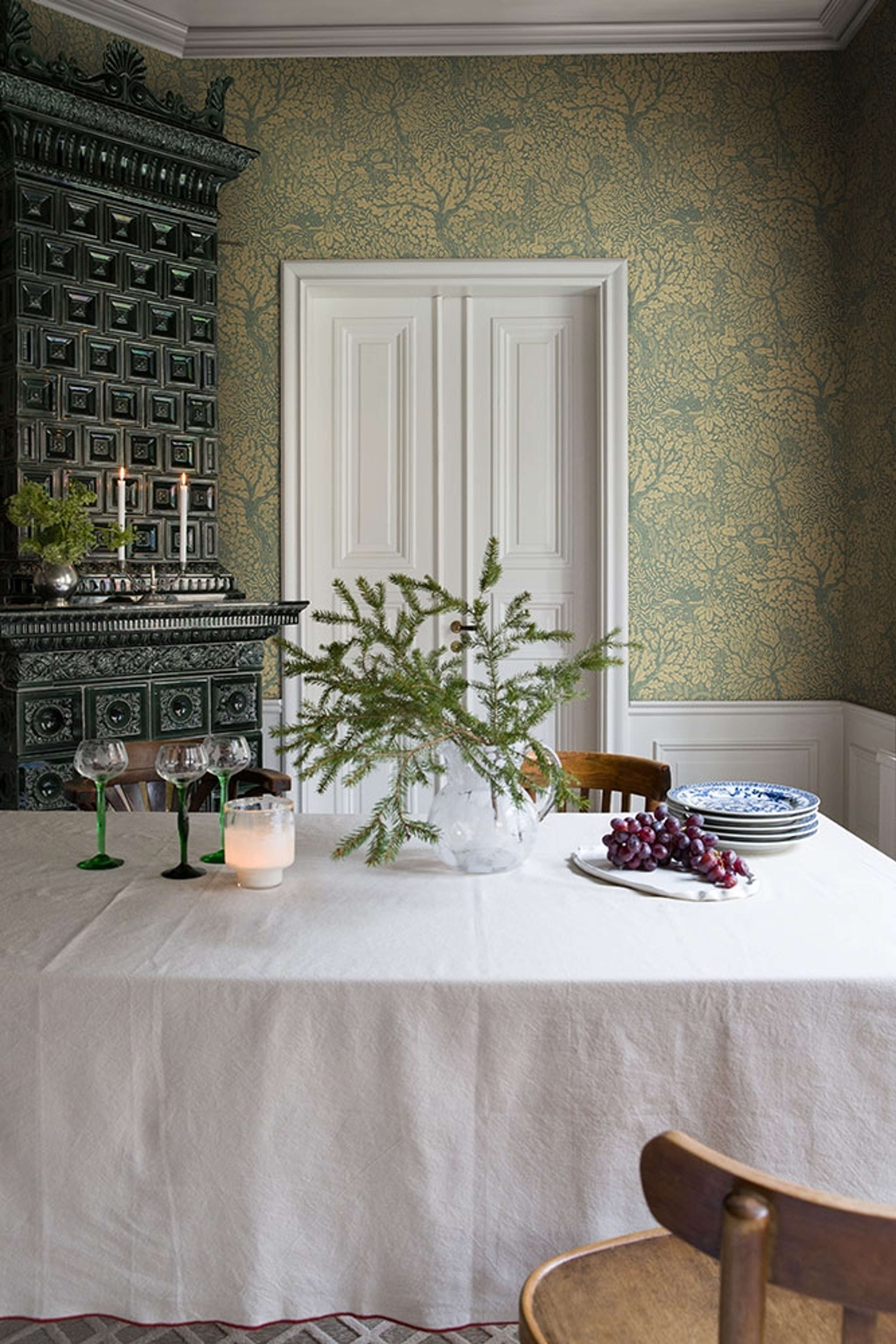 Olle tapet med blommigt mönster i gul och blå. Från kollektionen hjärterum. Nonwoven-material med förskjuten passning.