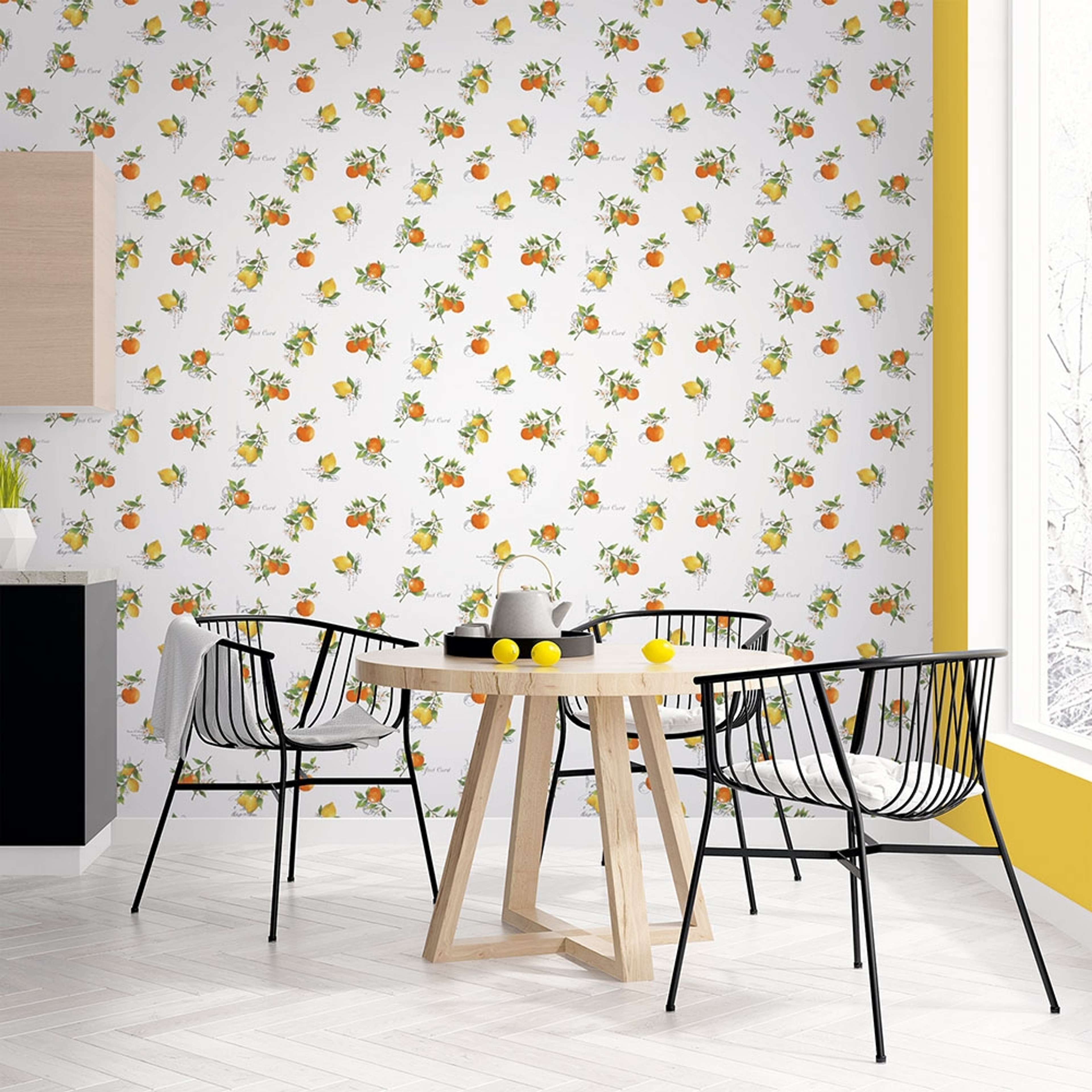 Citrus Toss tapet med text mönster i gul och orange. Från kollektionen Just Kitchens. Nonwoven-material med förskjuten passning.