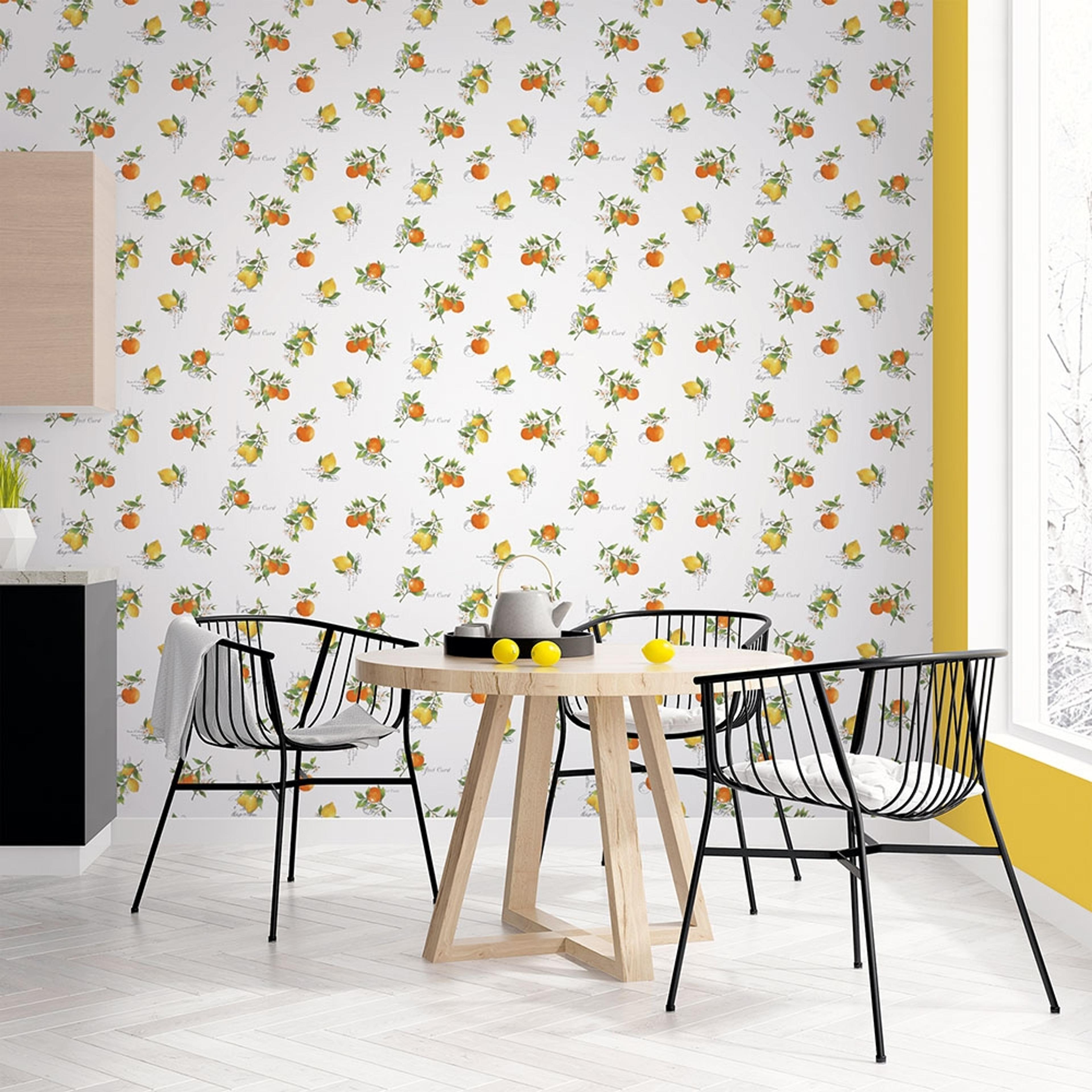 Citrus Toss tapet med text mönster i gul och orange. Från kollektionen Just Kitchens. Nonwoven-material med förskjuten passning.