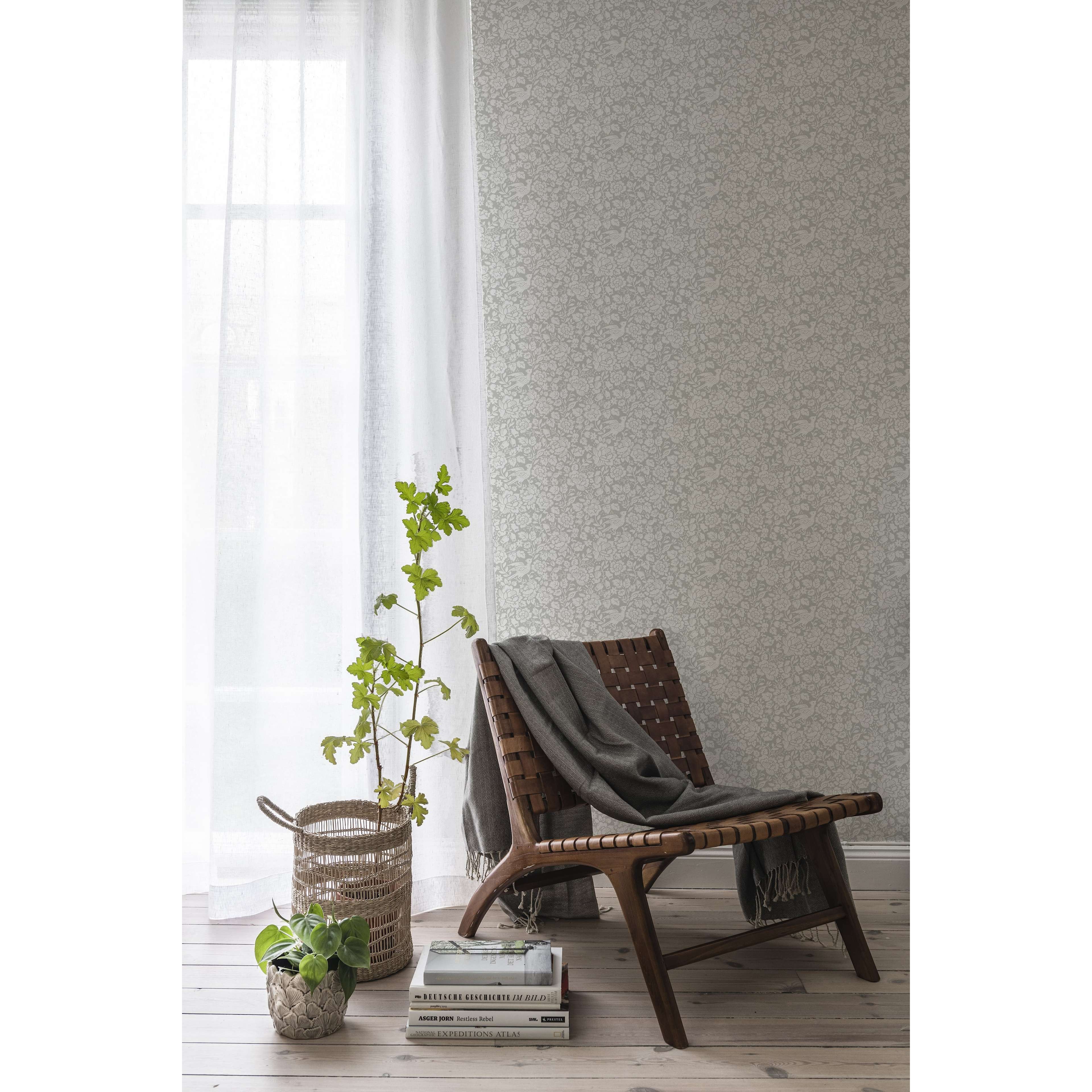 Jenny, vit tapet med botaniskt mönster i vit. Från kollektionen Blommor & Blad. Nonwoven-material med förskjuten passning.
