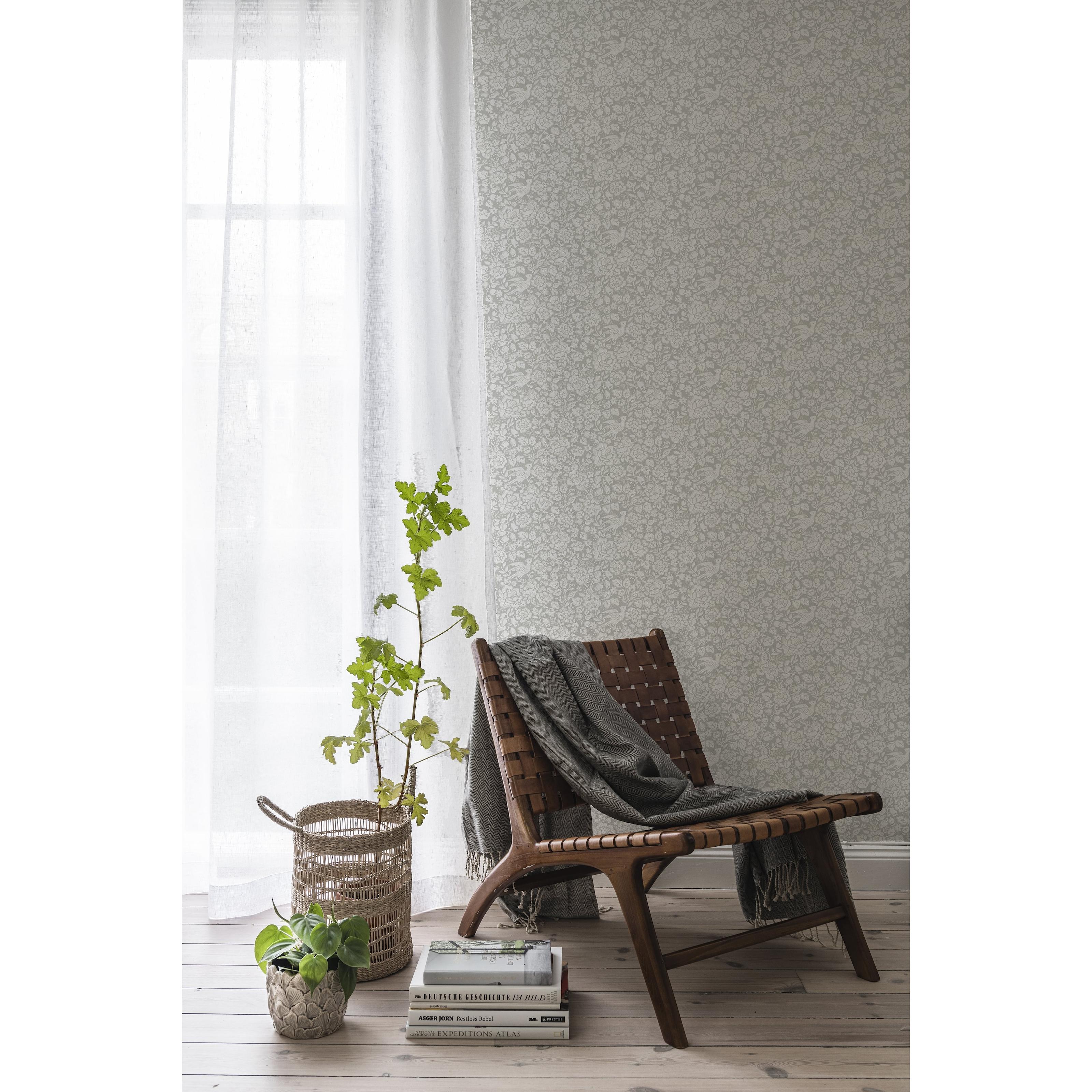 Jenny, vit tapet med botaniskt mönster i vit. Från kollektionen Blommor & Blad. Nonwoven-material med förskjuten passning.