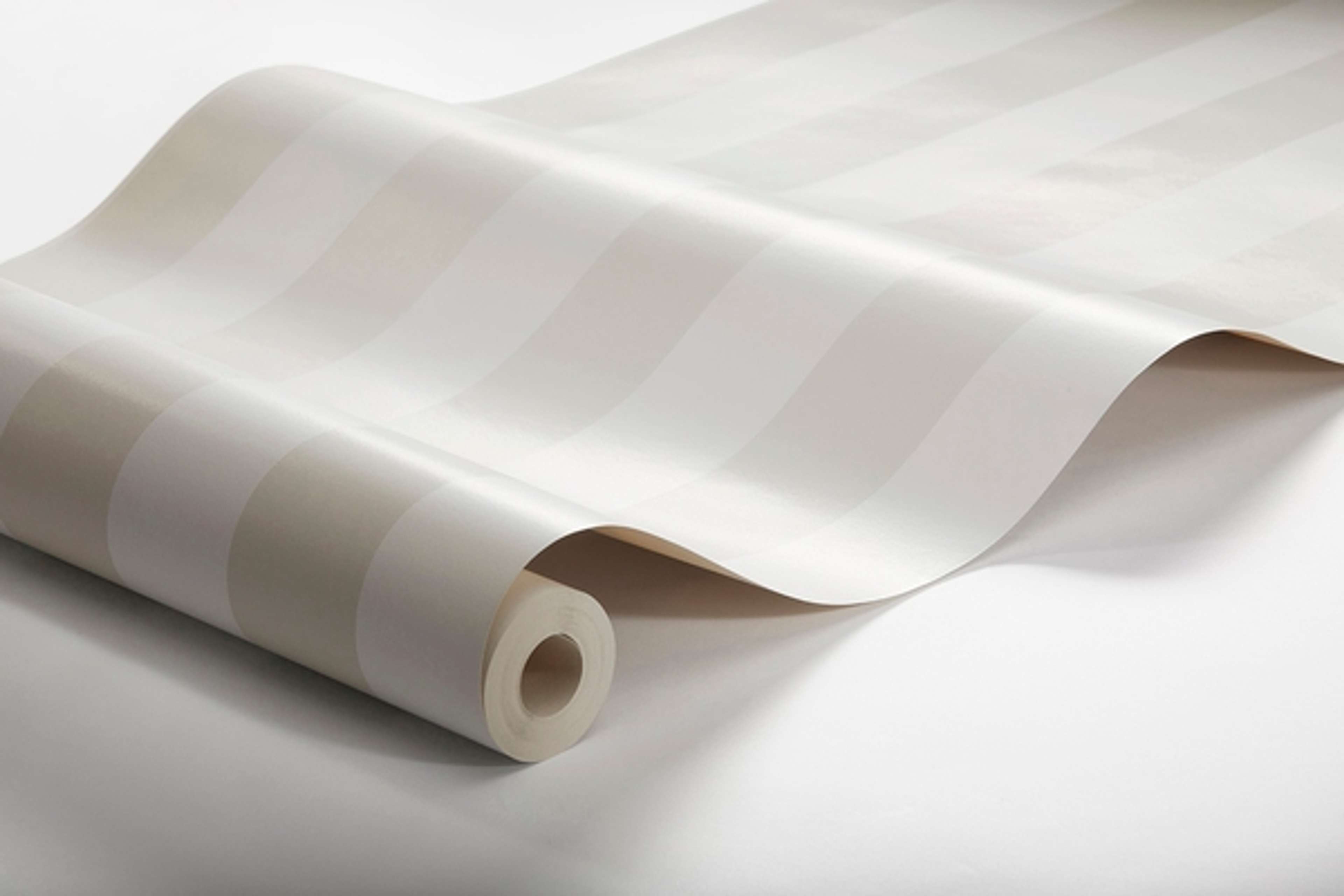 Falsterbo Stripe tapet från Boråstapeter med randigt mönster i beige. Från kollektionen Falsterbo III. Nonwoven-material.