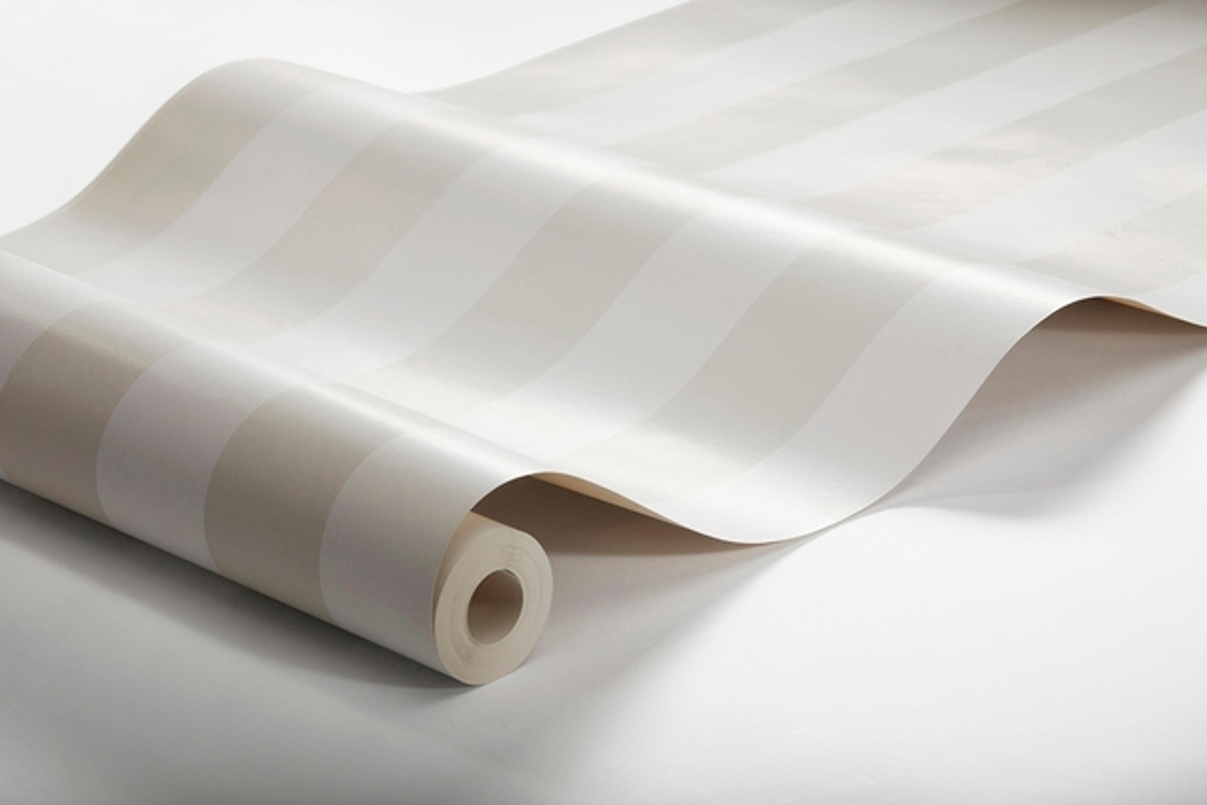 Falsterbo Stripe tapet från Boråstapeter med randigt mönster i beige. Från kollektionen Falsterbo III. Nonwoven-material.