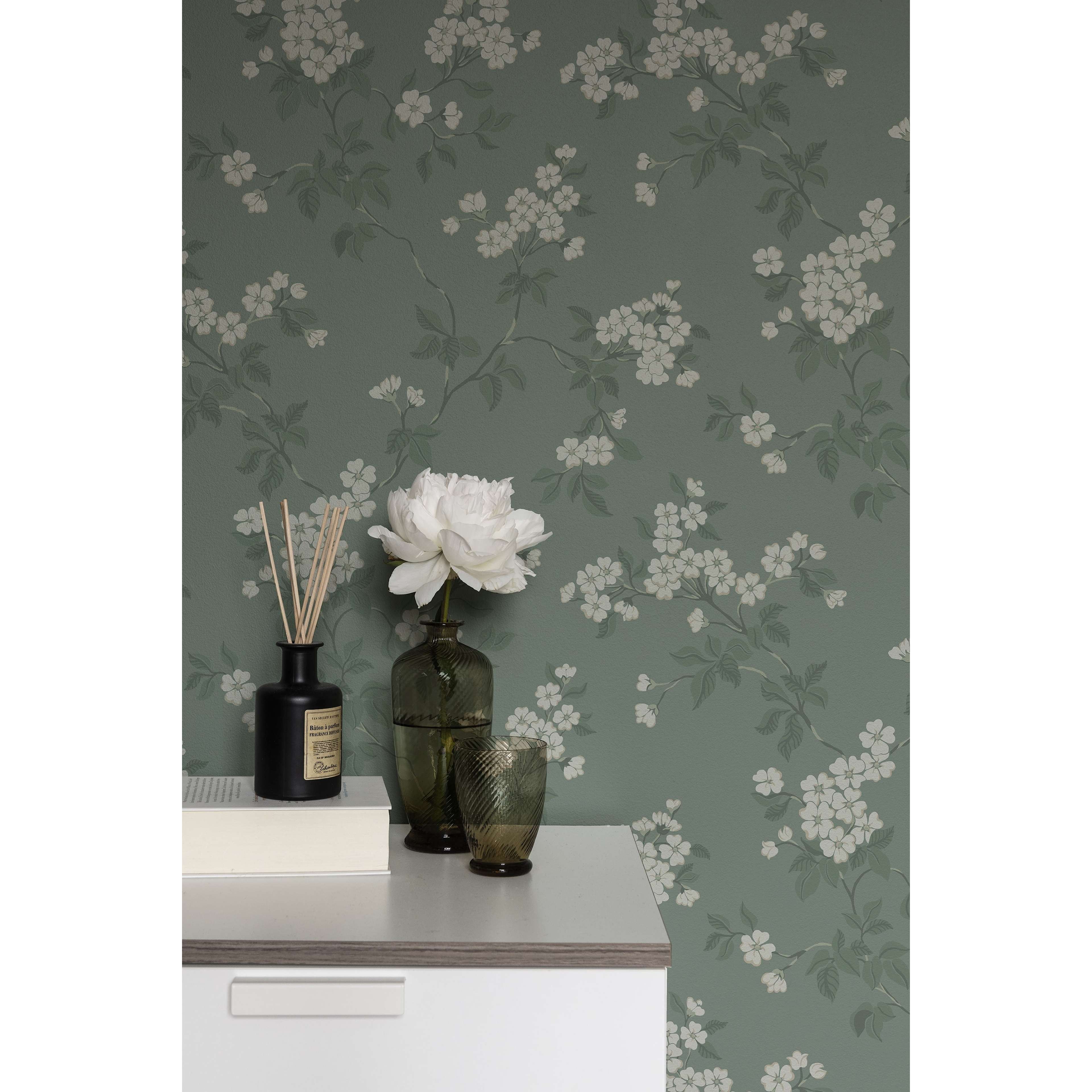 Karin, grön tapet med blommigt mönster i grön. Från kollektionen Blommor & Blad. Nonwoven-material med förskjuten passning.