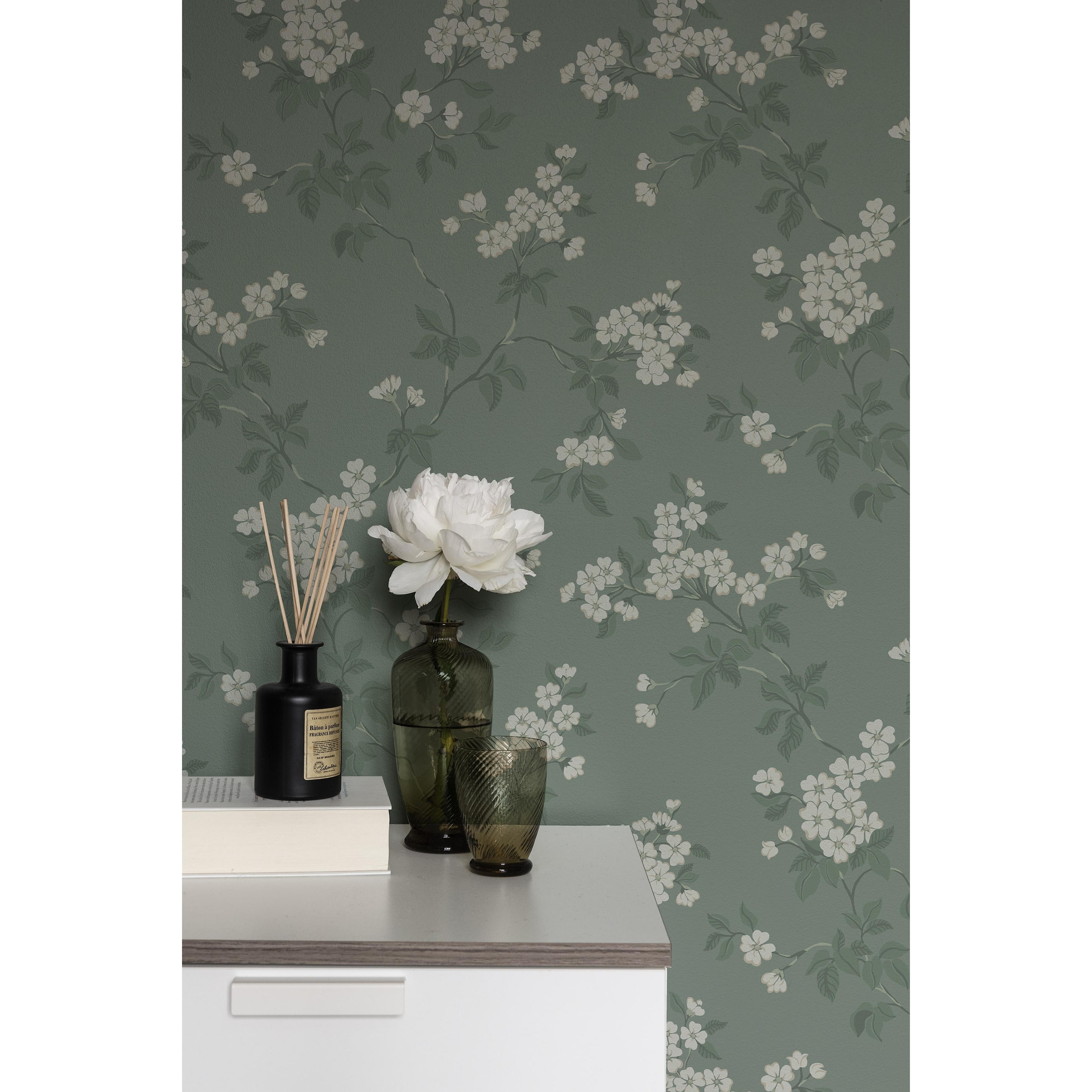 Karin, grön tapet med blommigt mönster i grön. Från kollektionen Blommor & Blad. Nonwoven-material med förskjuten passning.