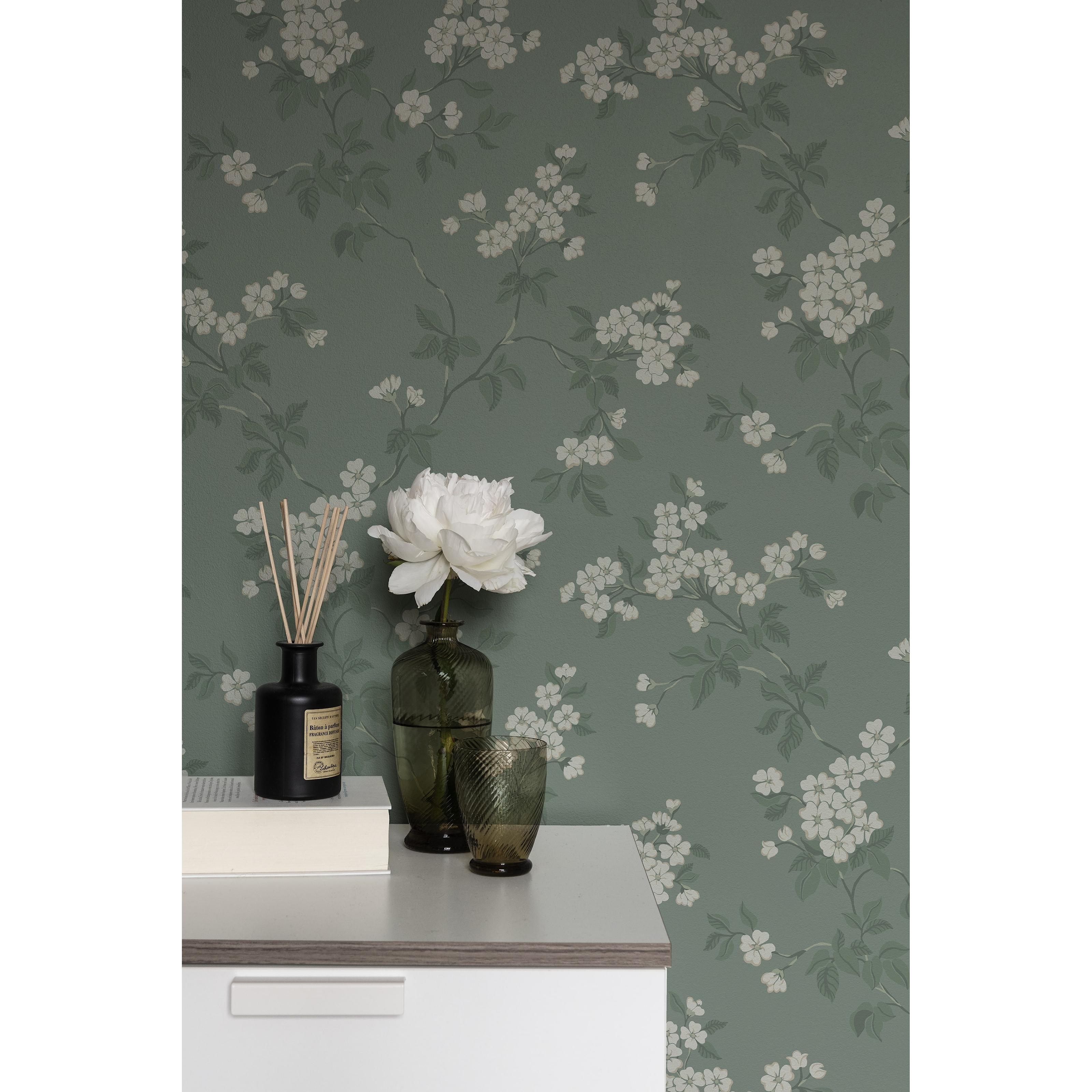 Karin, grön tapet med blommigt mönster i grön. Från kollektionen Blommor & Blad. Nonwoven-material med förskjuten passning.