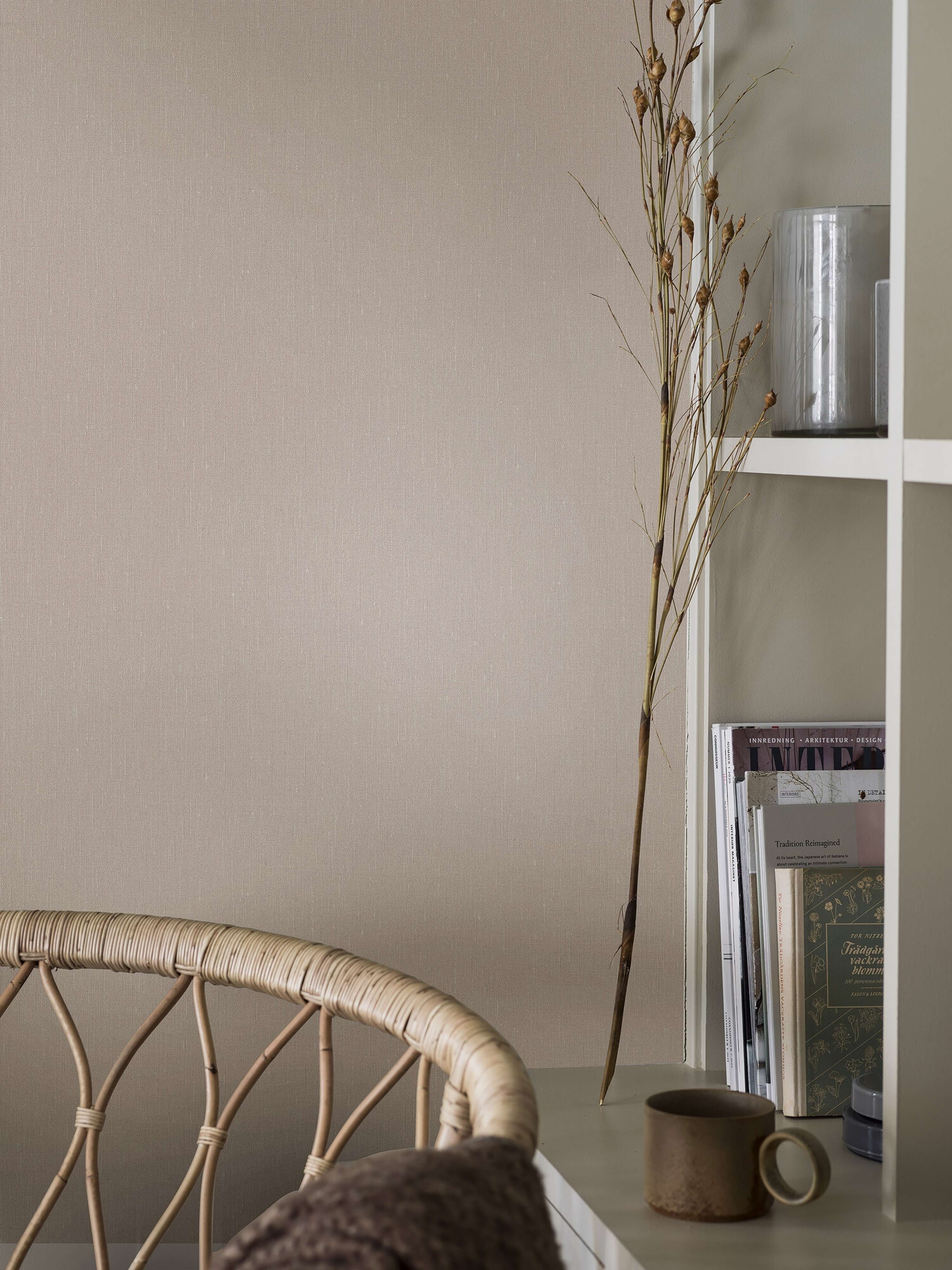 Soft Blush tapet med enfargat, textilimitation mönster i rosa. Från kollektionen Linen. Nonwoven-material. Passar i vardagsrum och matsal.