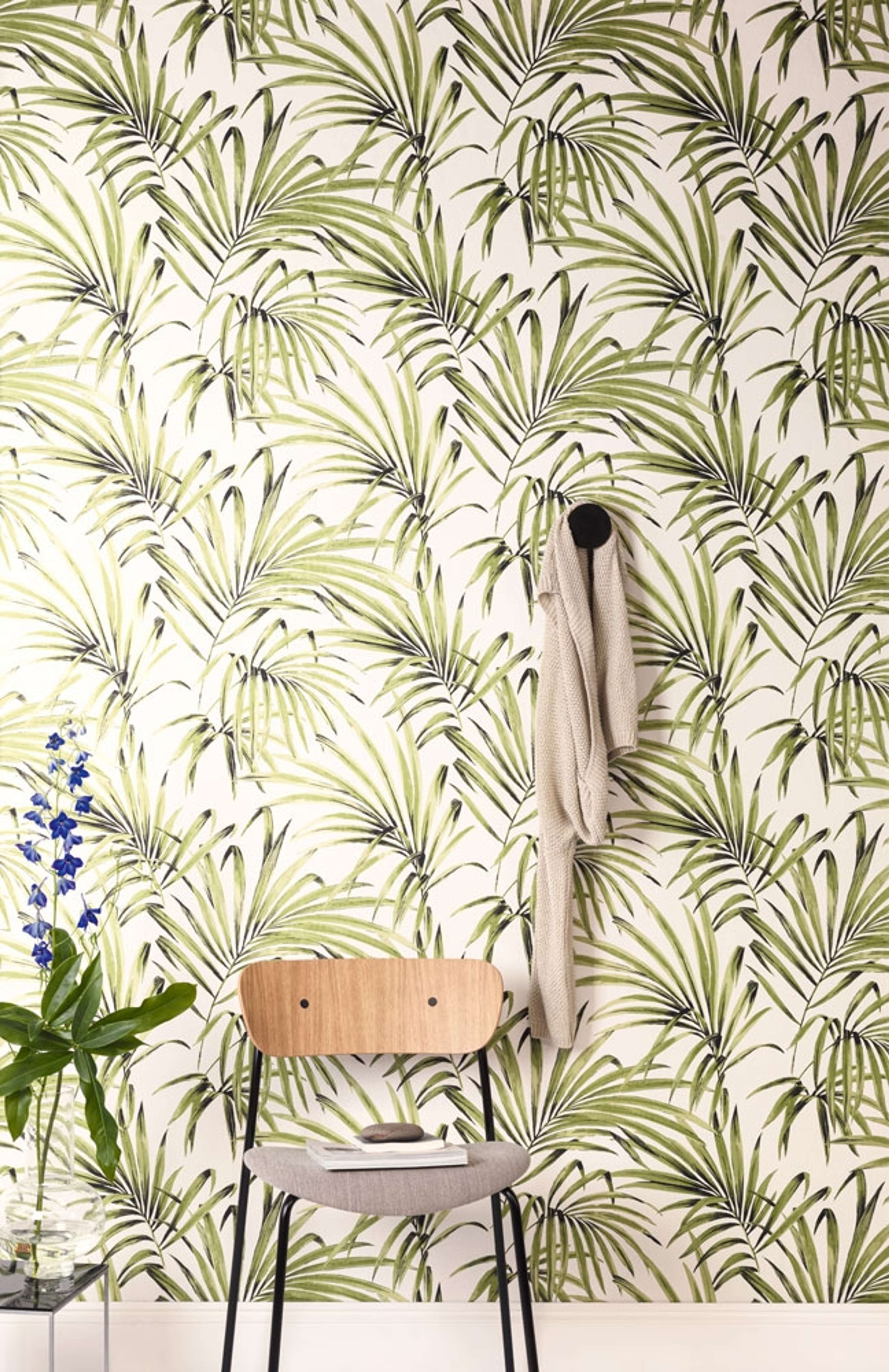 Palm greenery tapet med botaniskt mönster i grön och beige. Från kollektionen lotus. Nonwoven-material med förskjuten passning. Country-stil.