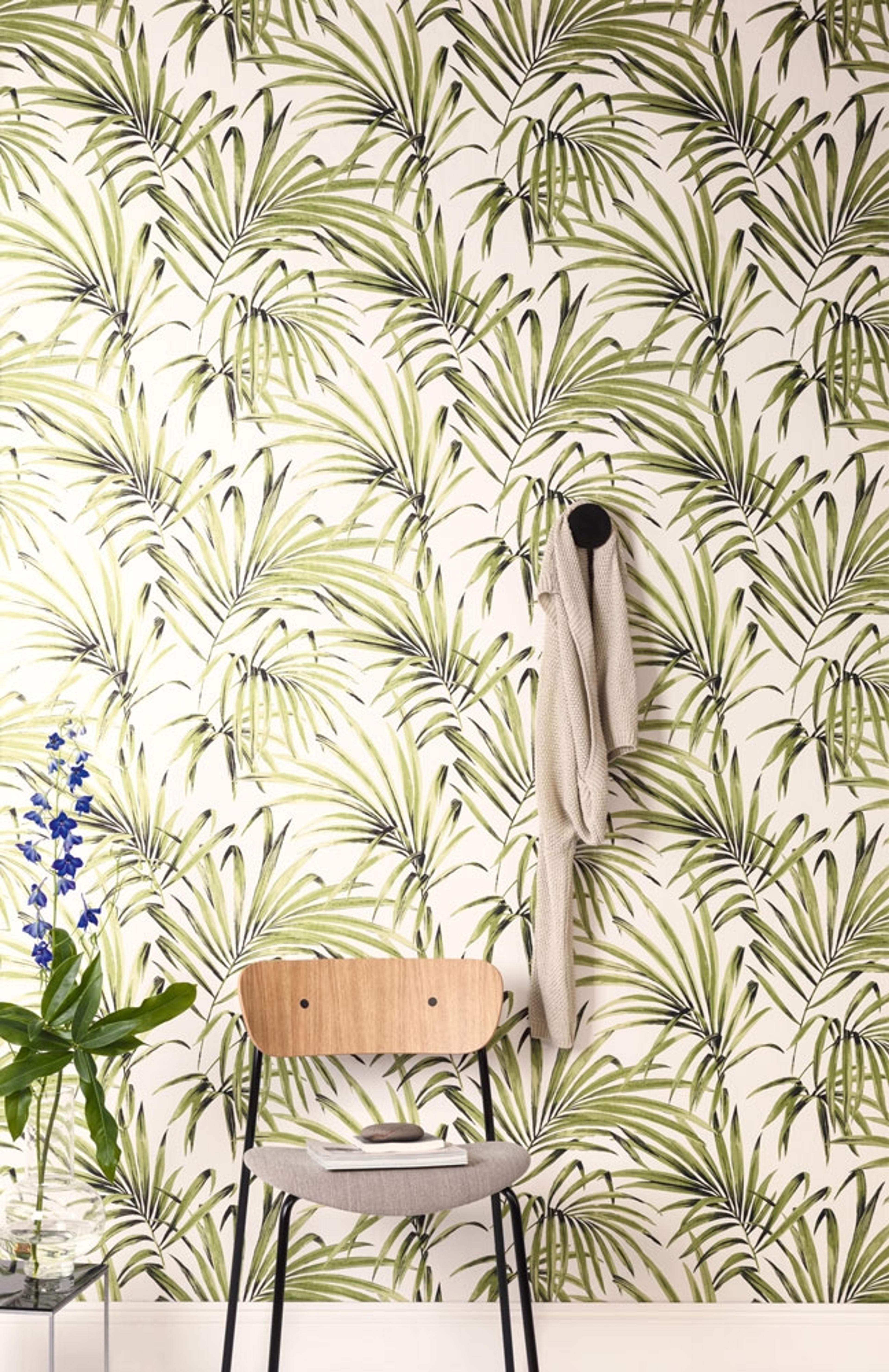 Palm greenery tapet med botaniskt mönster i grön och beige. Från kollektionen lotus. Nonwoven-material med förskjuten passning. Country-stil.