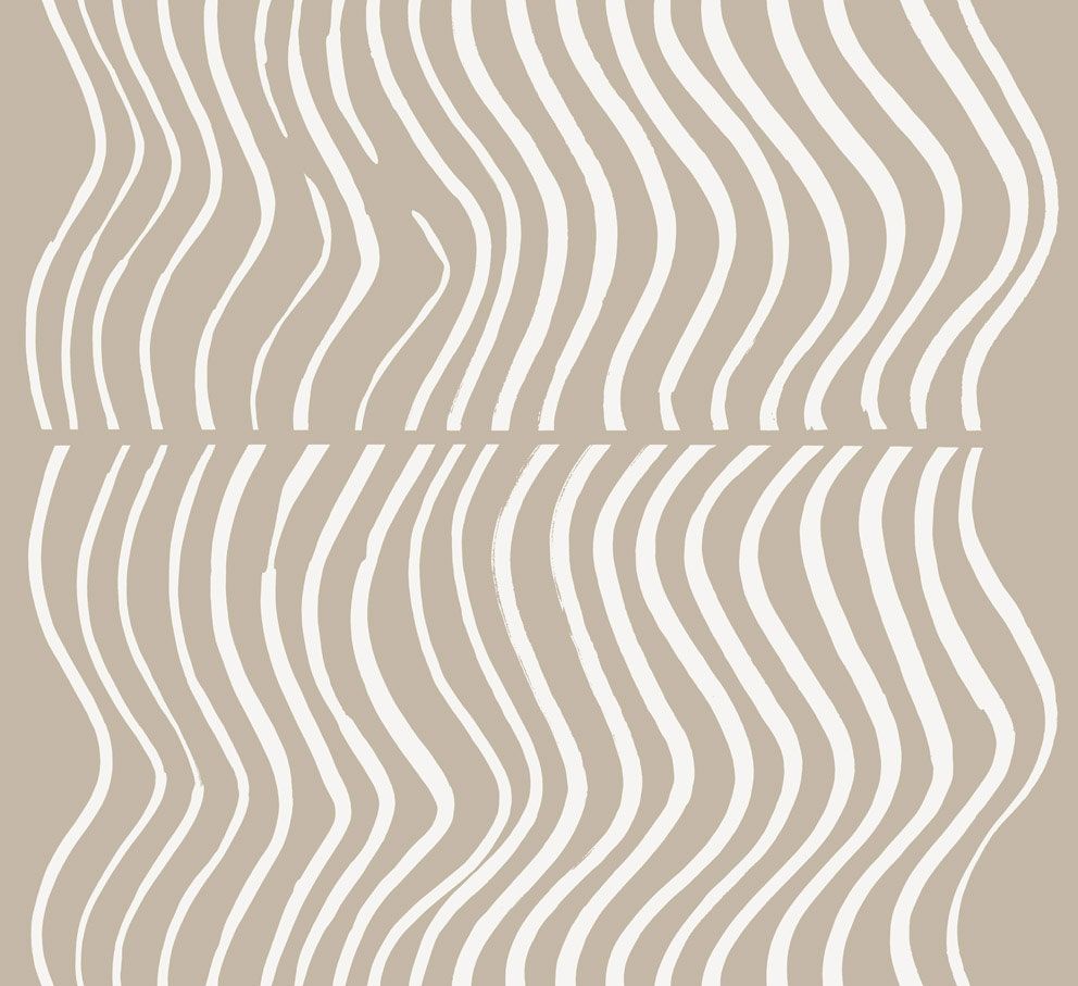 Silkkikuikka tapet med randigt mönster i brun. Från kollektionen Marimekko 6. Nonwoven-material med rak passning.