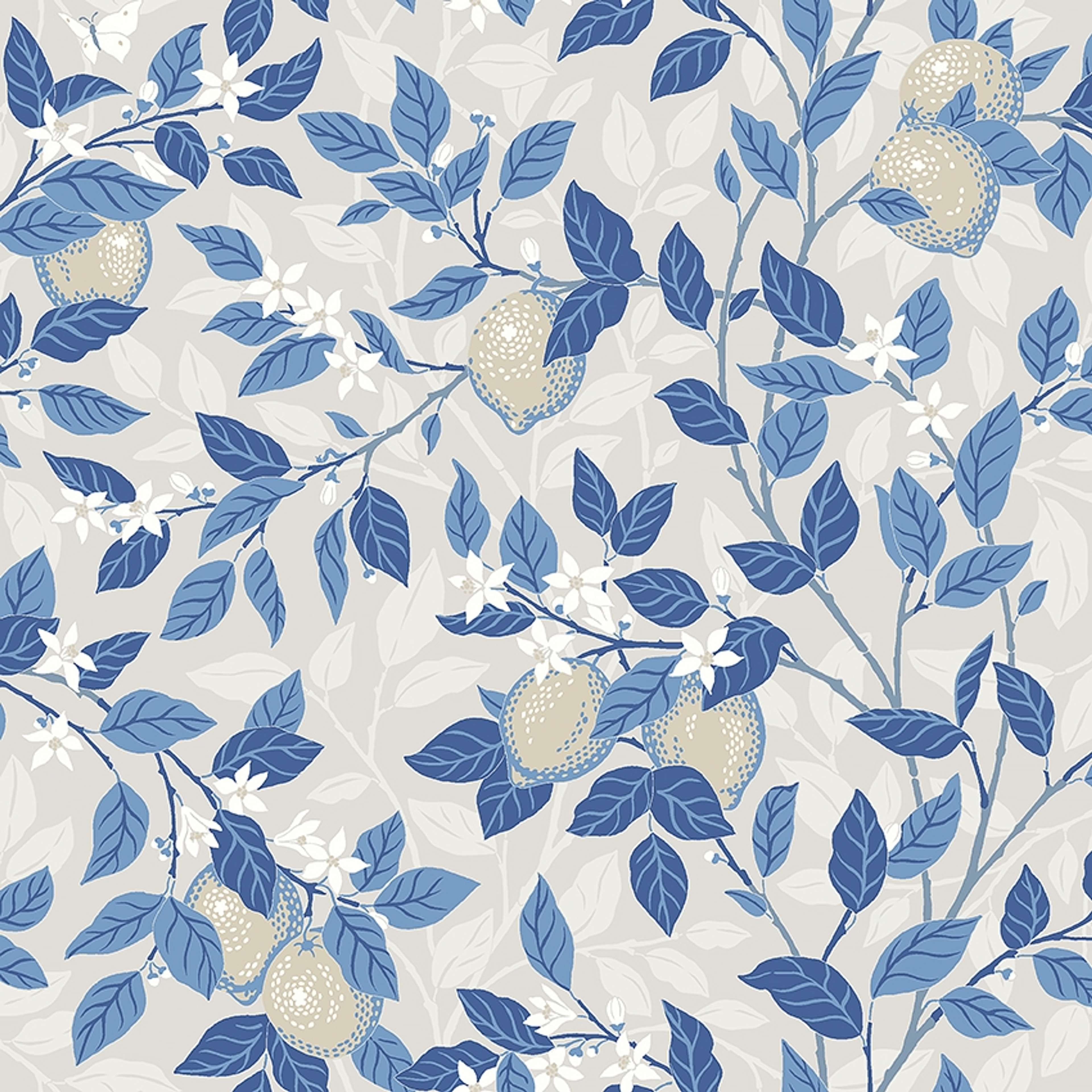Citronträd, tapet tapet med naturochlandskap mönster i vit och blå. Från kollektionen Blue & White. Nonwoven-material med förskjuten passning. Passar i matsal.