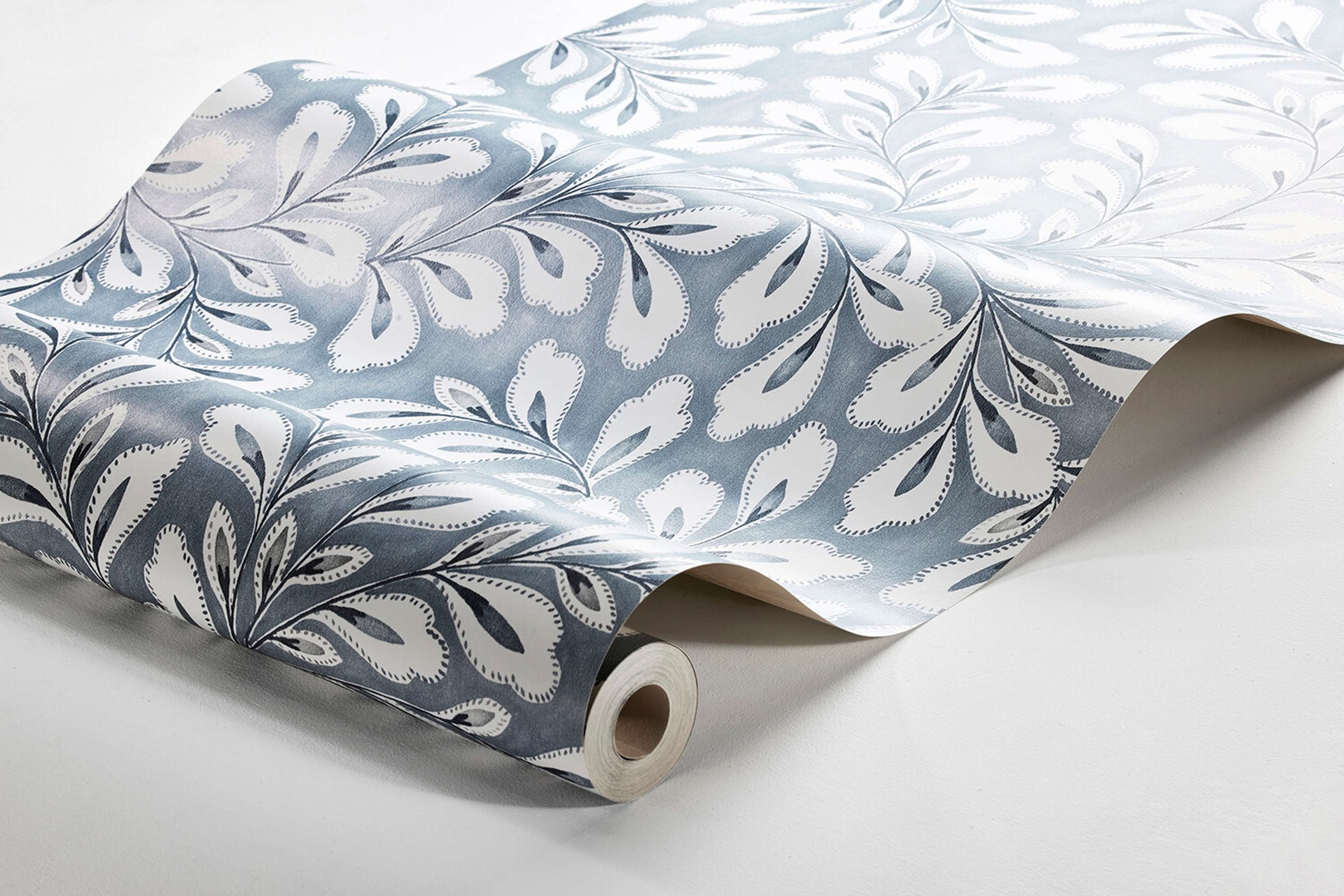 Liv tapet med botaniskt mönster i blå. Från kollektionen melodi. Nonwoven-material med rak passning. Passar i vardagsrum, matsal och arbetsrum.