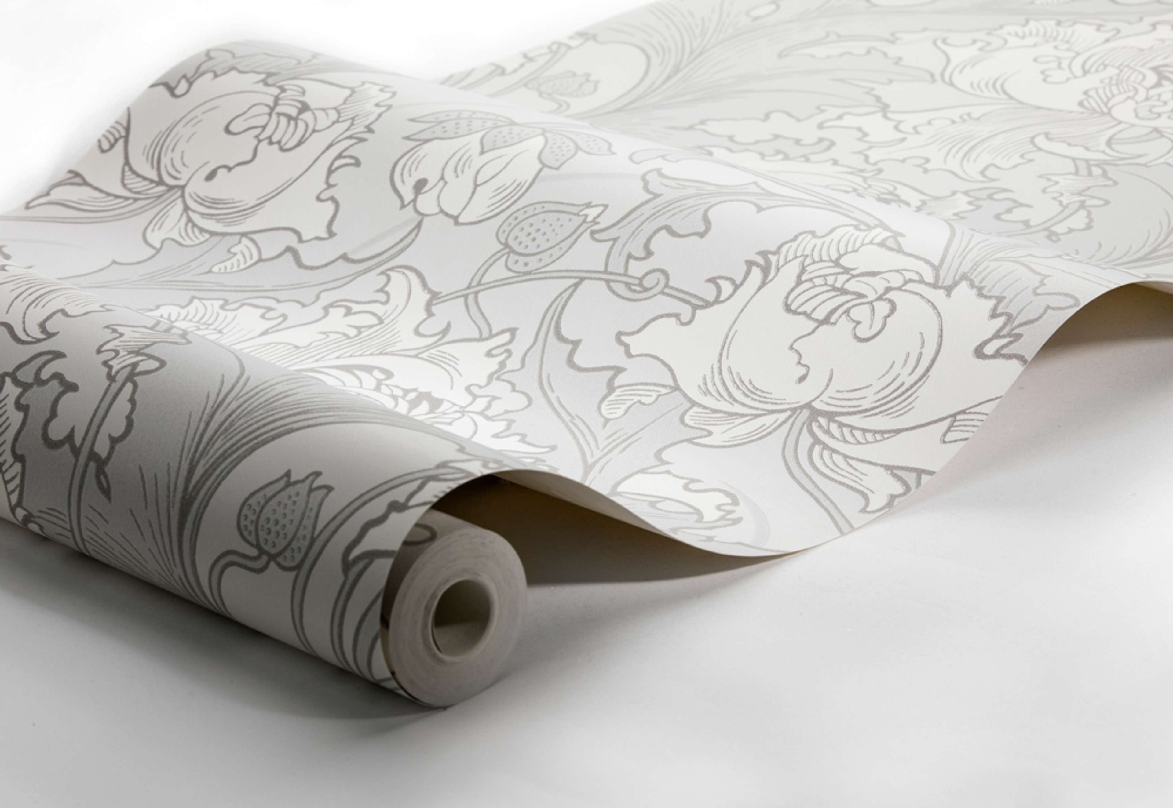 Siri tapet från Boråstapeter med botaniskt mönster i grå och beige. Från kollektionen anno. Nonwoven-material med förskjuten passning. Vintage, city-stil. Passar i sovrum och matsal.