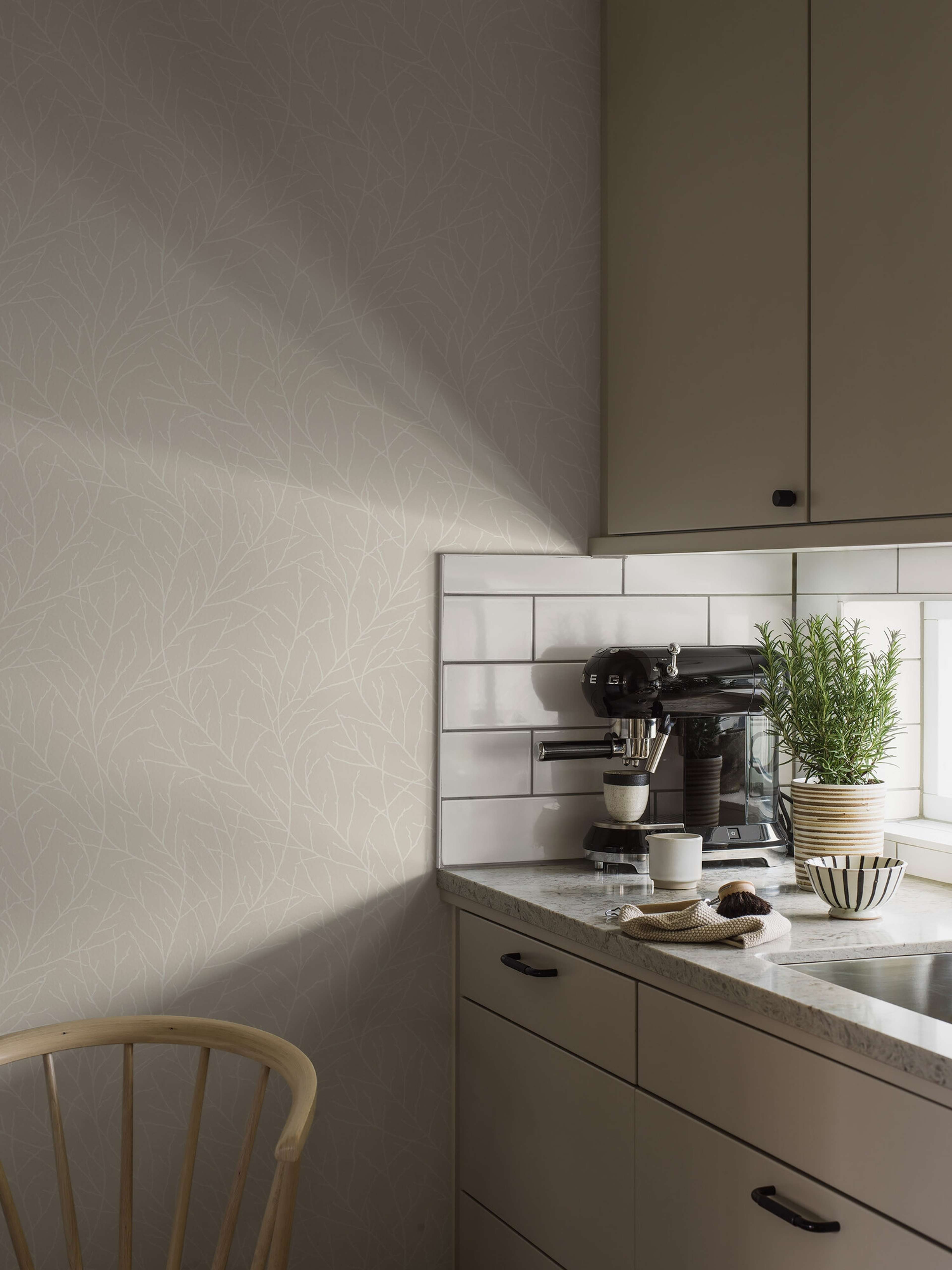 Ivar 38728, tapet tapet med botaniskt mönster i cream. Från kollektionen Borosan Hem. Nonwoven-material med rak passning.