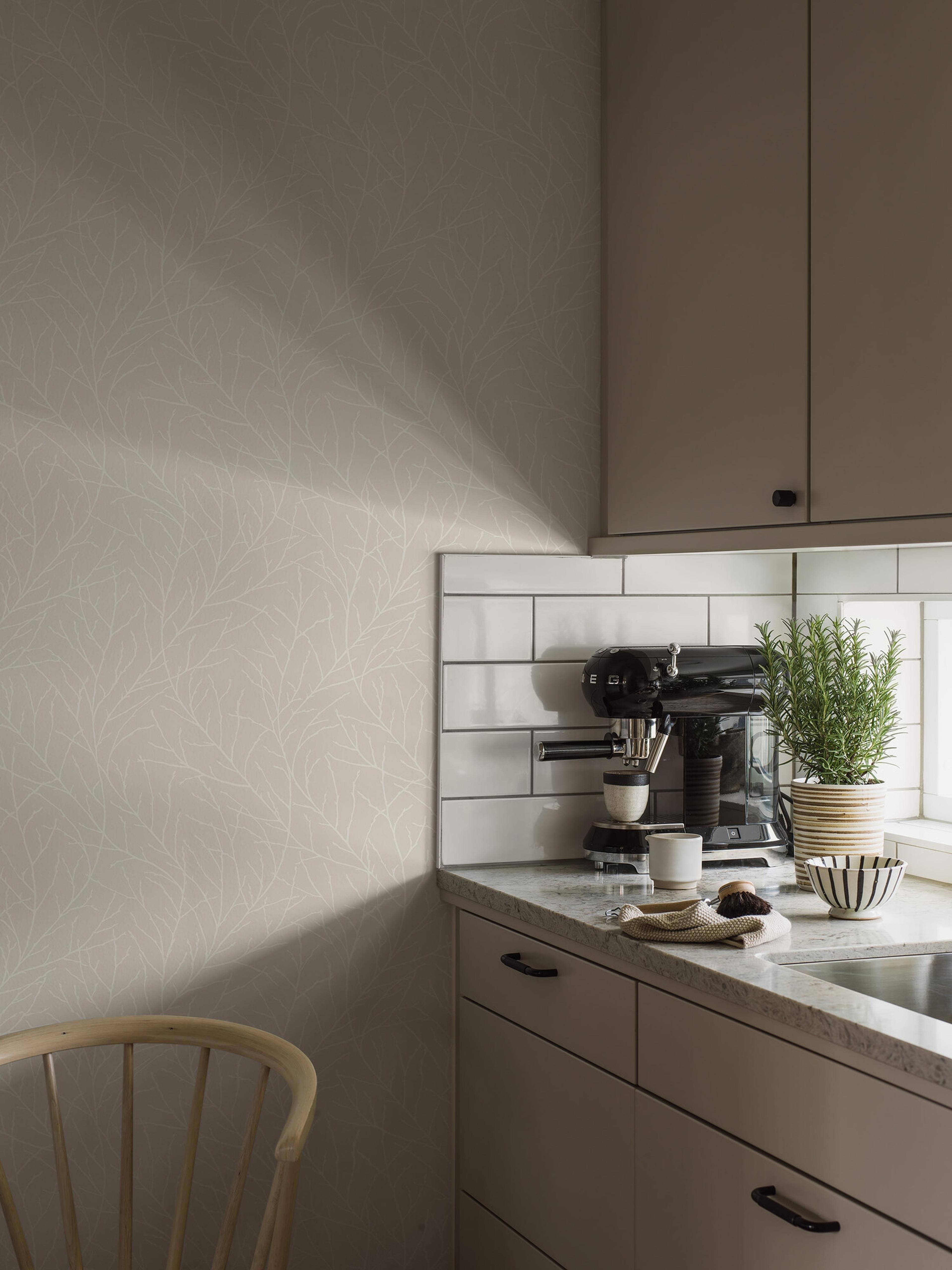 Ivar 38728, tapet tapet med botaniskt mönster i cream. Från kollektionen Borosan Hem. Nonwoven-material med rak passning.