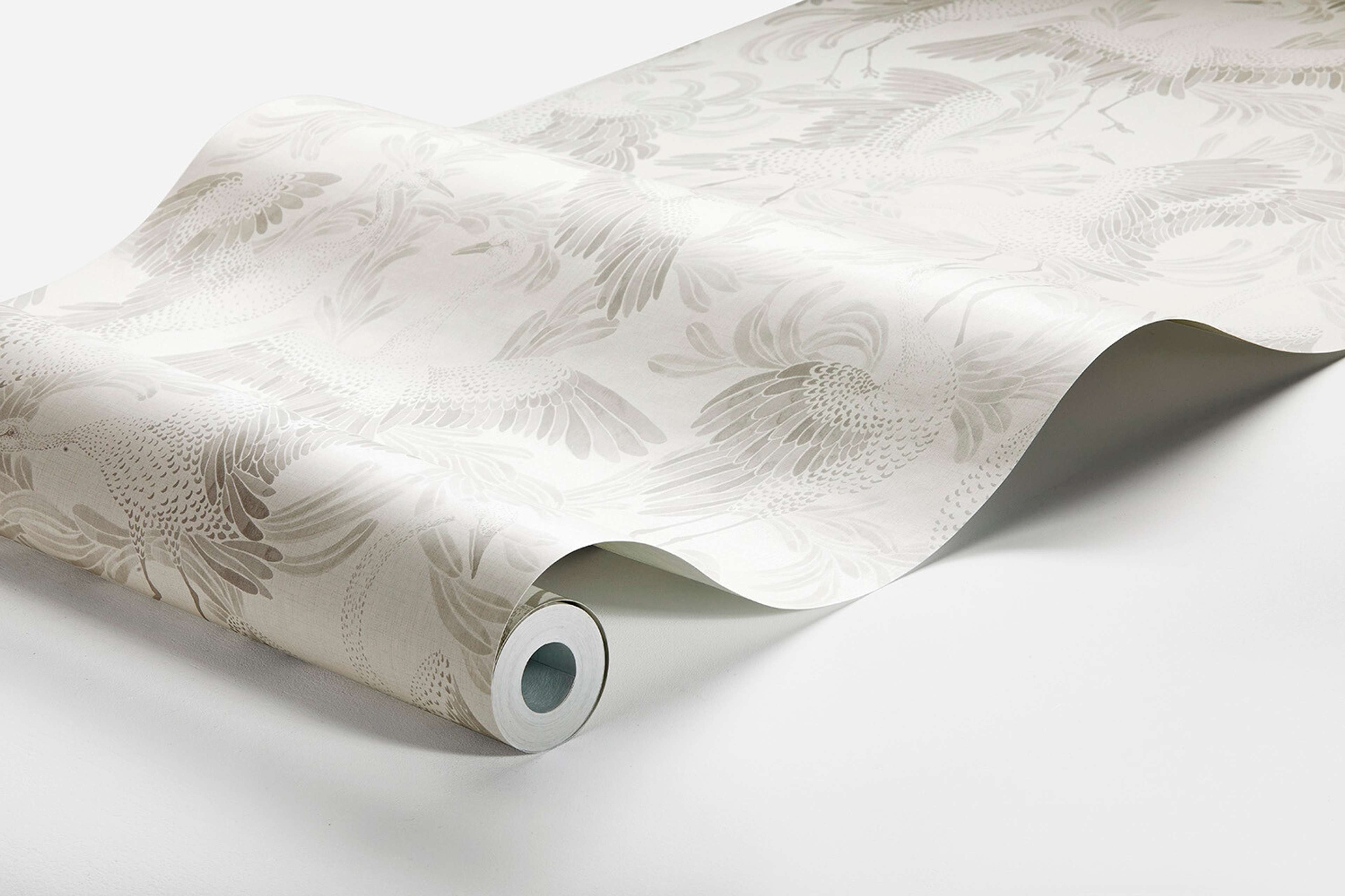 Dancing Crane, ljusgrå tapet från Boråstapeter med djur mönster i vit. Från kollektionen Eastern Simplicity. Nonwoven-material med förskjuten passning. Passar i vardagsrum, hall och arbetsrum.
