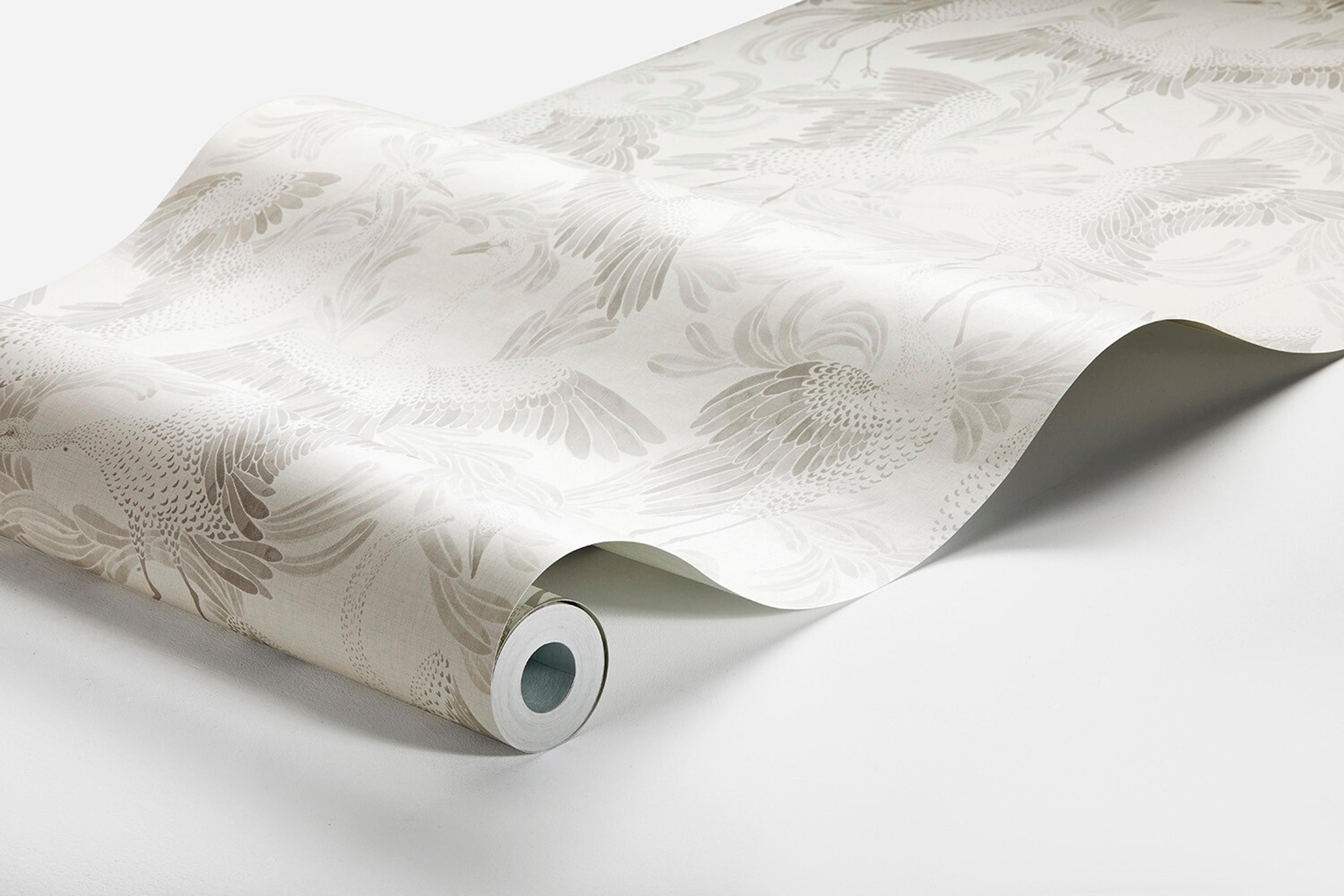 Dancing Crane, ljusgrå tapet från Boråstapeter med djur mönster i vit. Från kollektionen Eastern Simplicity. Nonwoven-material med förskjuten passning. Passar i vardagsrum, hall och arbetsrum.
