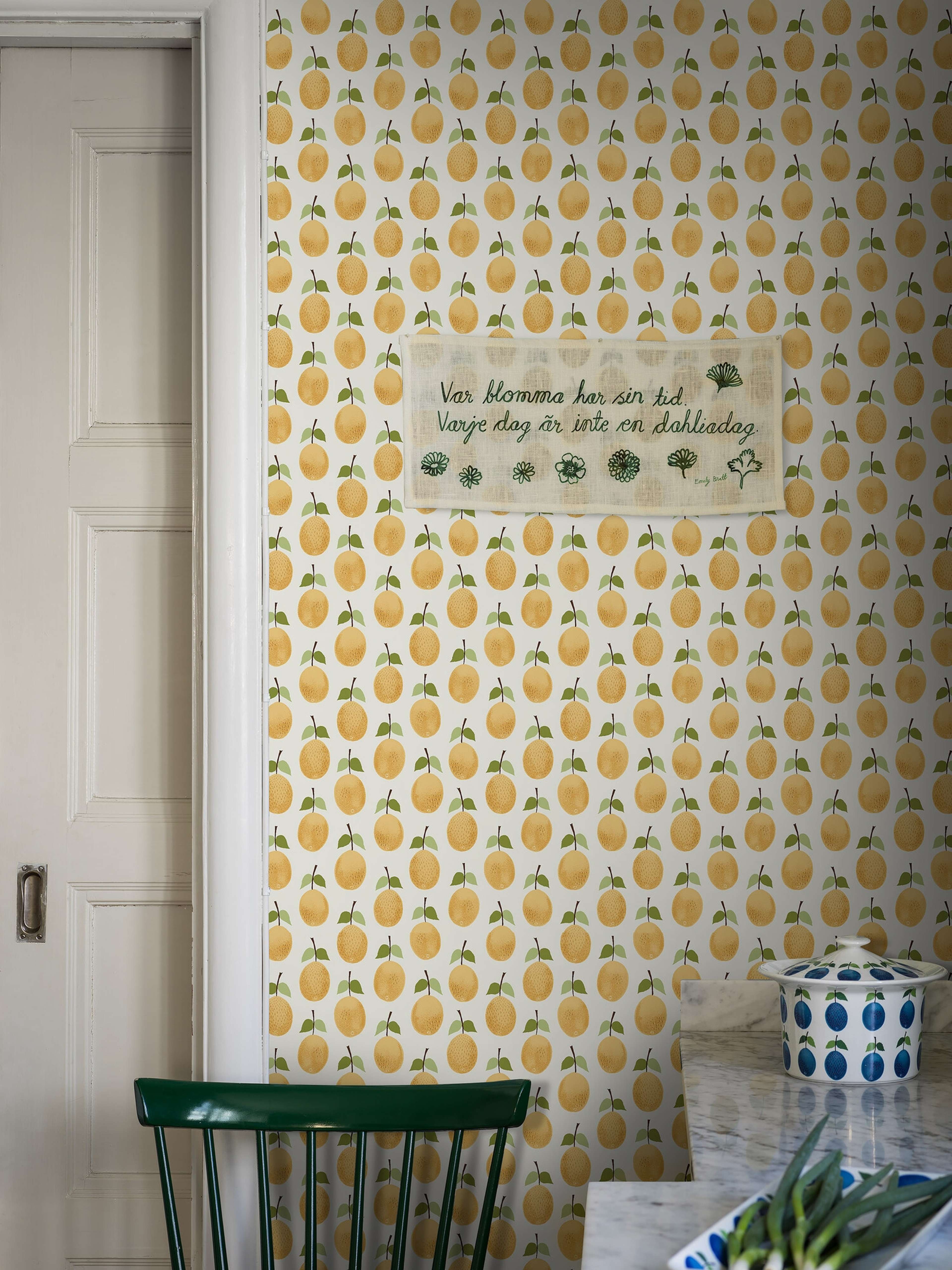 Stig Lindberg Prunus tapet med botaniskt, retro mönster i gul och beige. Från kollektionen Scandinavian Designers III. Nonwoven-material med rak passning. Lek-stil.