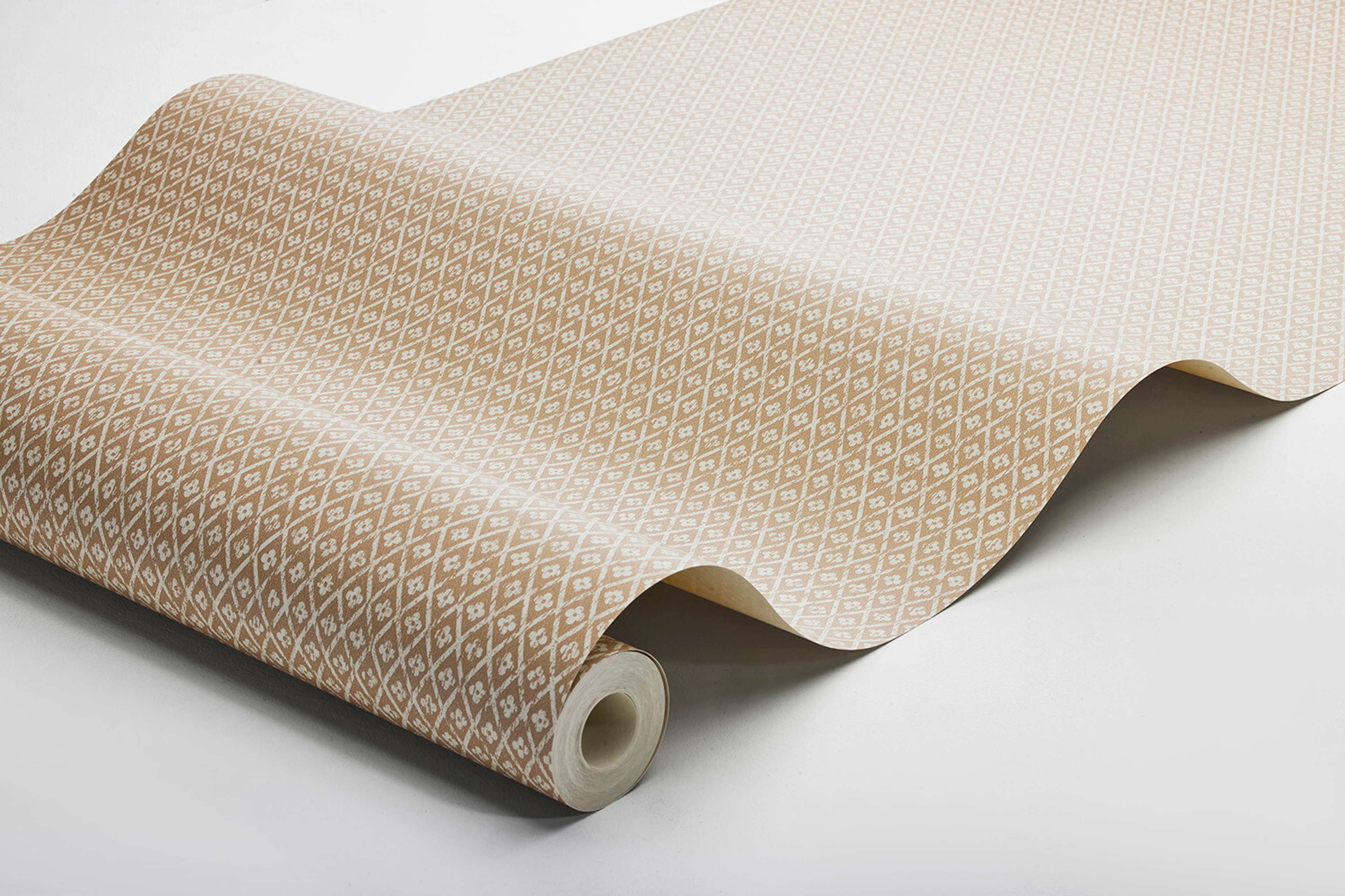 Willowherb tapet med trellis mönster i röd. Från kollektionen Woodland. Nonwoven-material med rak passning.