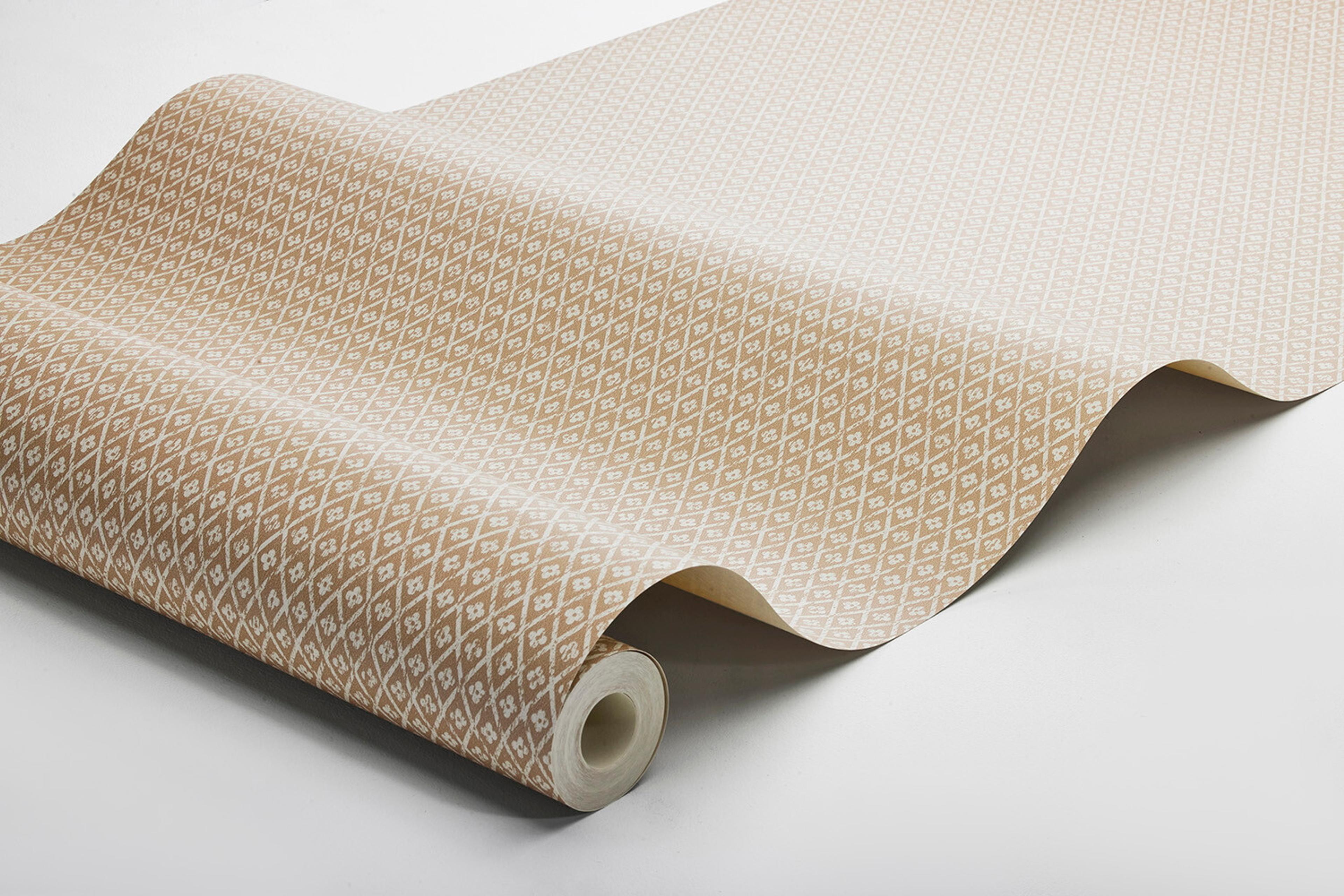 Willowherb tapet med trellis mönster i röd. Från kollektionen Woodland. Nonwoven-material med rak passning.