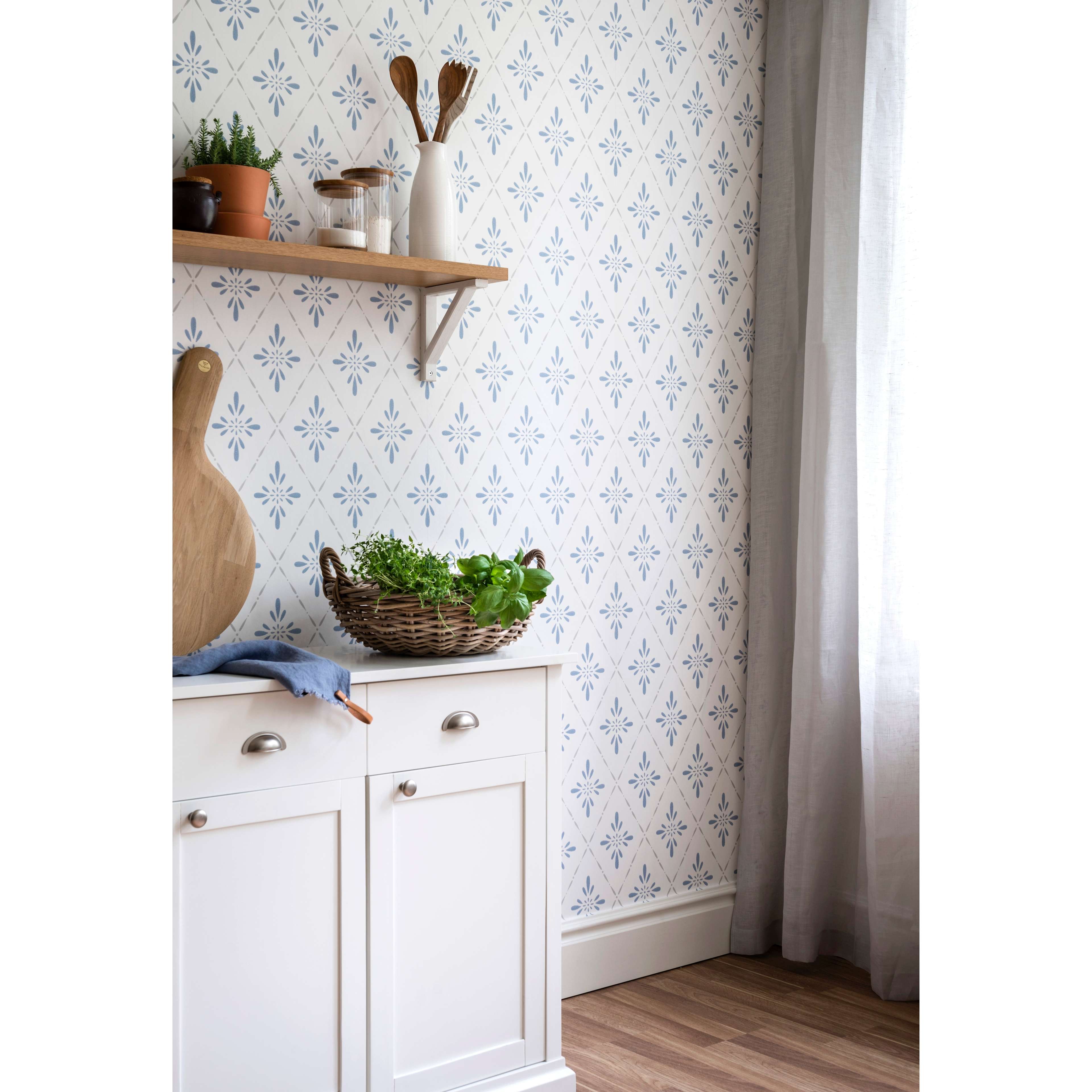 Ljungbacka, blå tapet från duro med geometriskt mönster i vit och blå. Från kollektionen Duro 1900. Nonwoven-material med rak mönsterpassning. Country-stil.
