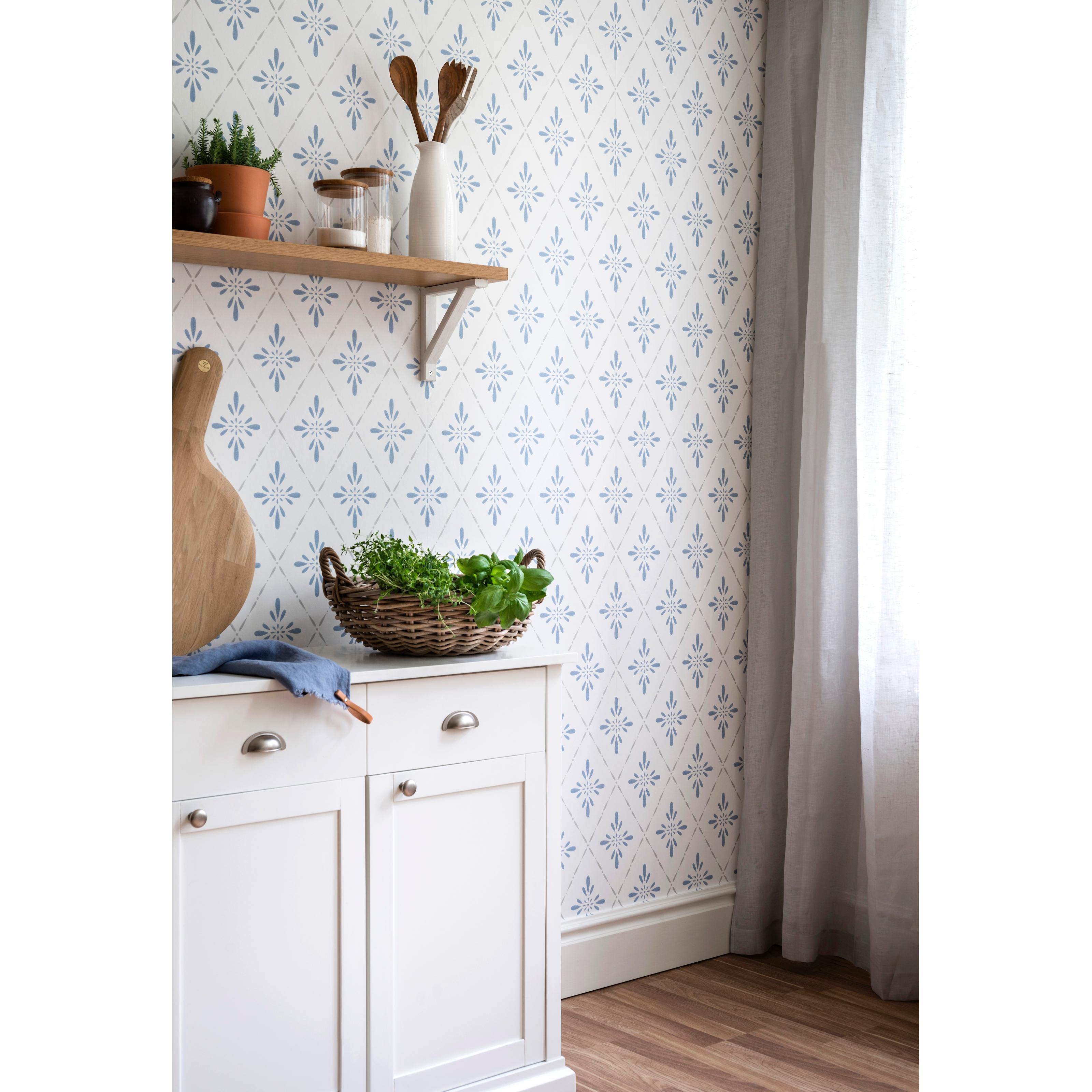 Ljungbacka, blå tapet från duro med geometriskt mönster i vit och blå. Från kollektionen Duro 1900. Nonwoven-material med rak mönsterpassning. Country-stil.
