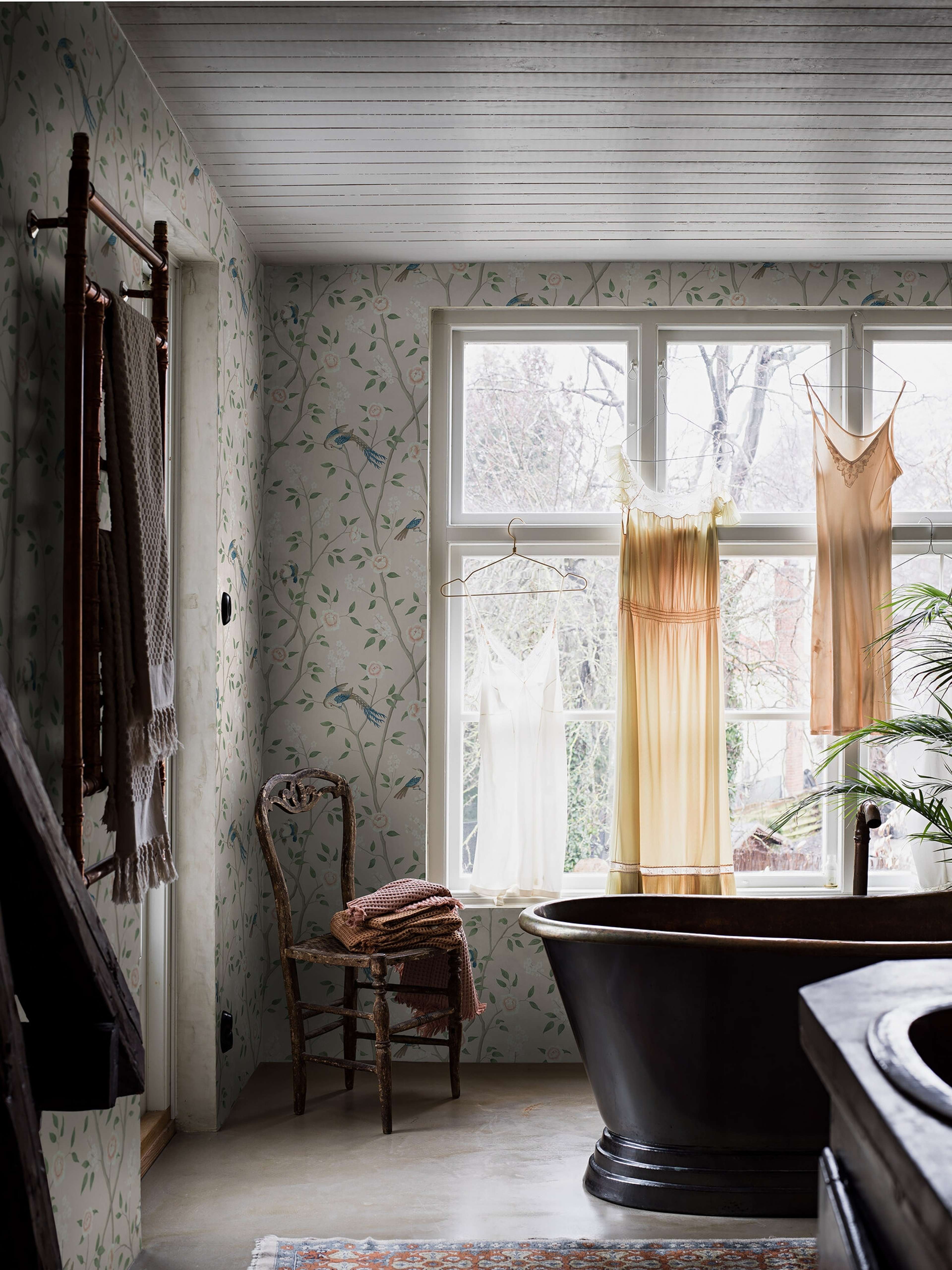 Paradise Birds tapet tapet med djur, blommigt mönster i beige. Från kollektionen Dreamy Escape. Nonwoven-material med förskjuten passning. Passar i vardagsrum och matsal.