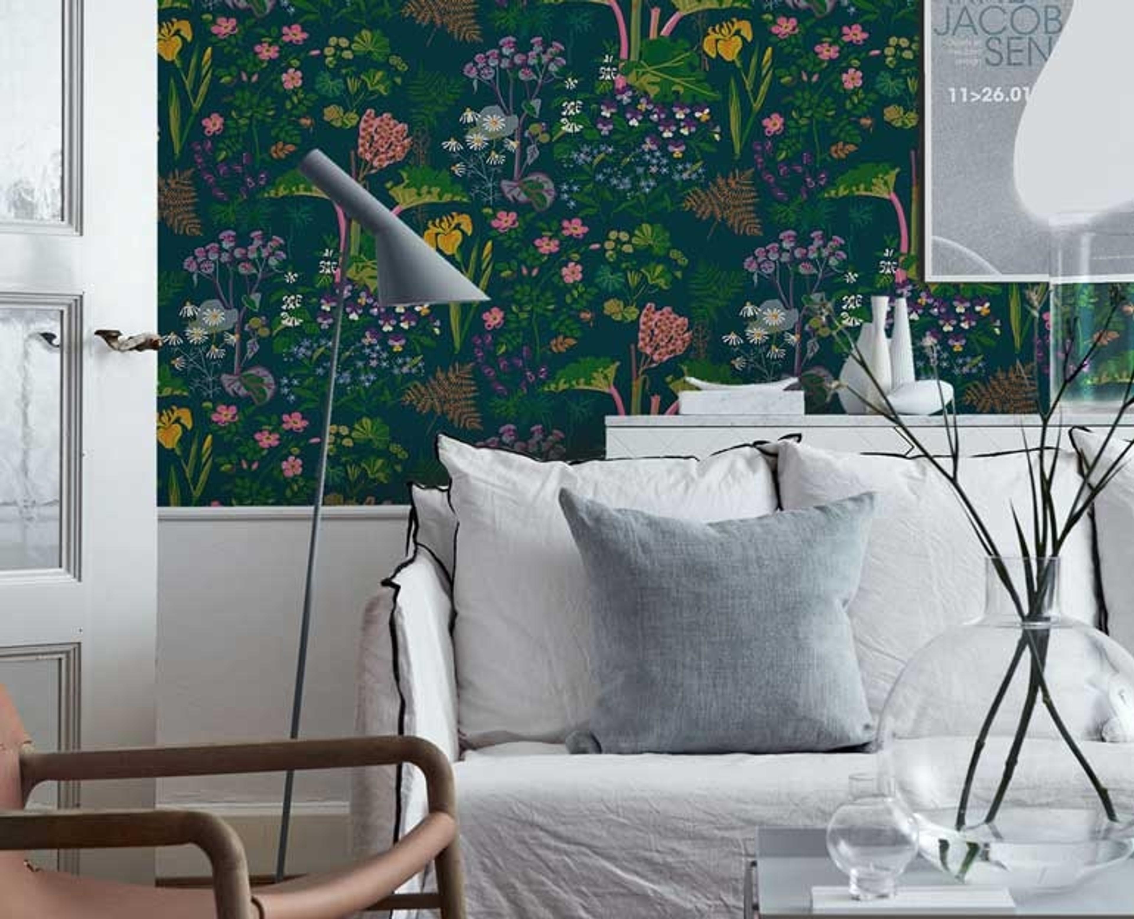 Rabarber, mörk botten tapet från Boråstapeter med botaniskt, retro mönster i grön. Från kollektionen Scandinavian Designers II. Nonwoven-material med förskjuten passning. Lek, city-stil.