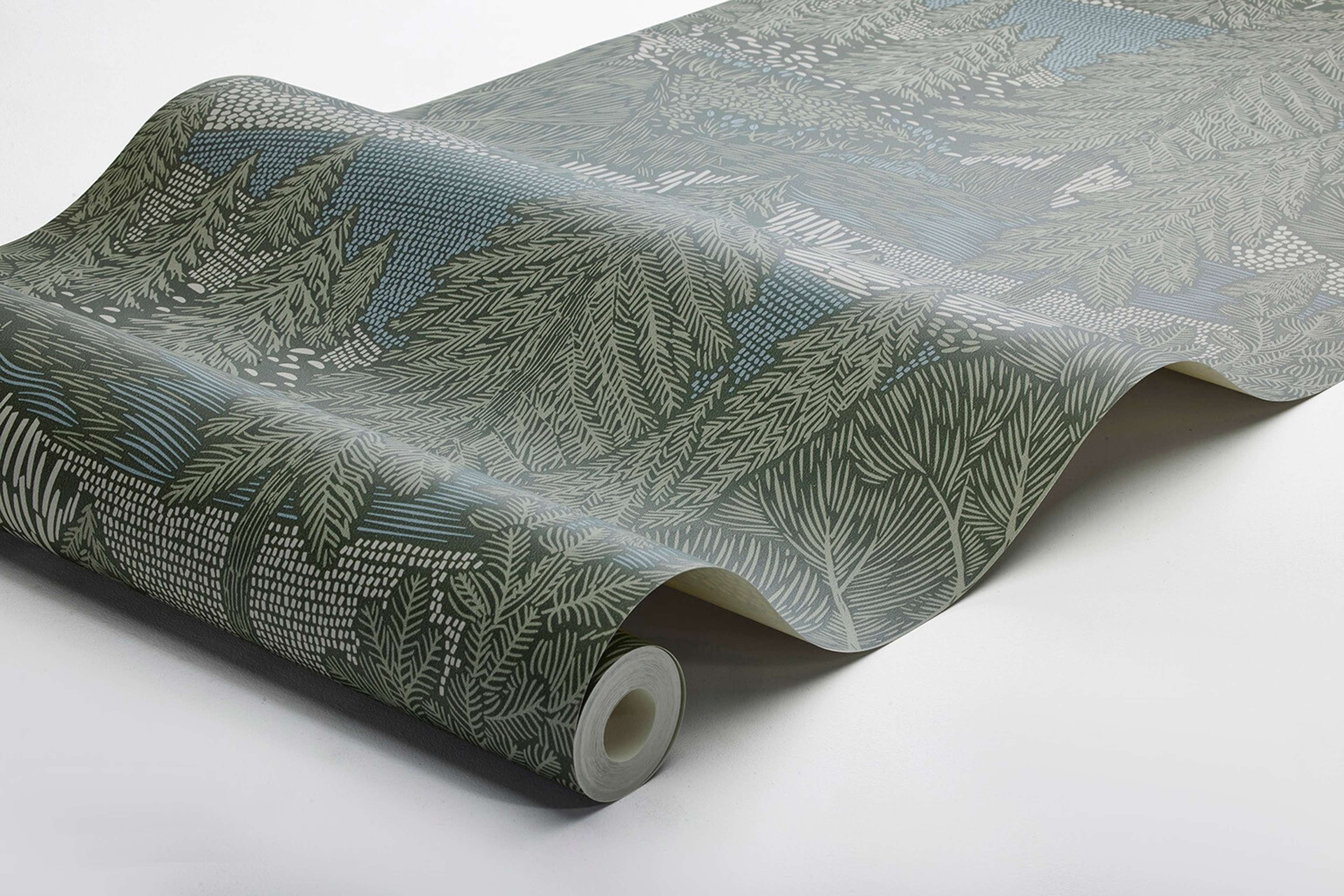 Northern Forest tapet med botaniskt mönster i grön. Från kollektionen Woodland. Nonwoven-material med förskjuten passning.