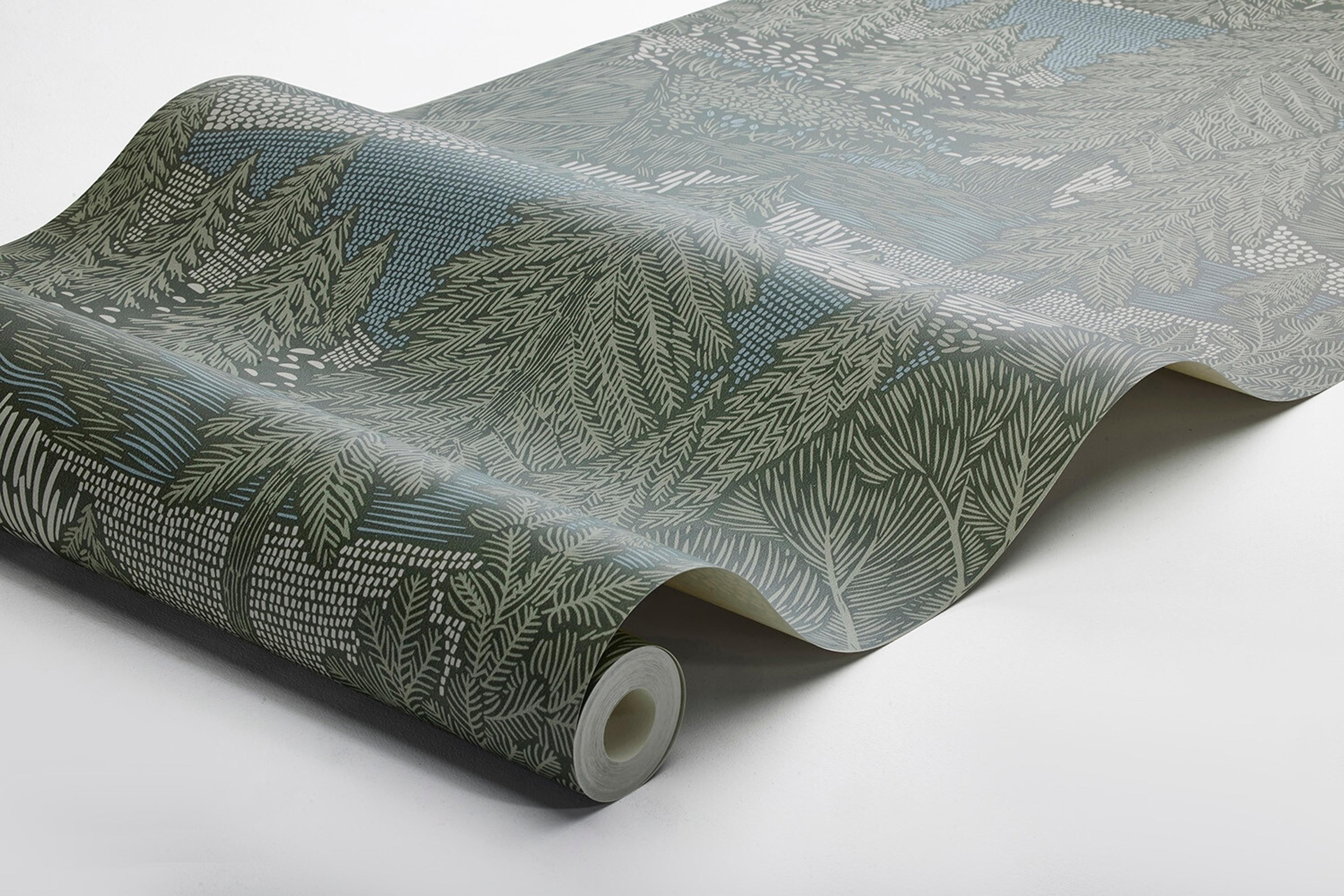 Northern Forest tapet med botaniskt mönster i grön. Från kollektionen Woodland. Nonwoven-material med förskjuten passning.