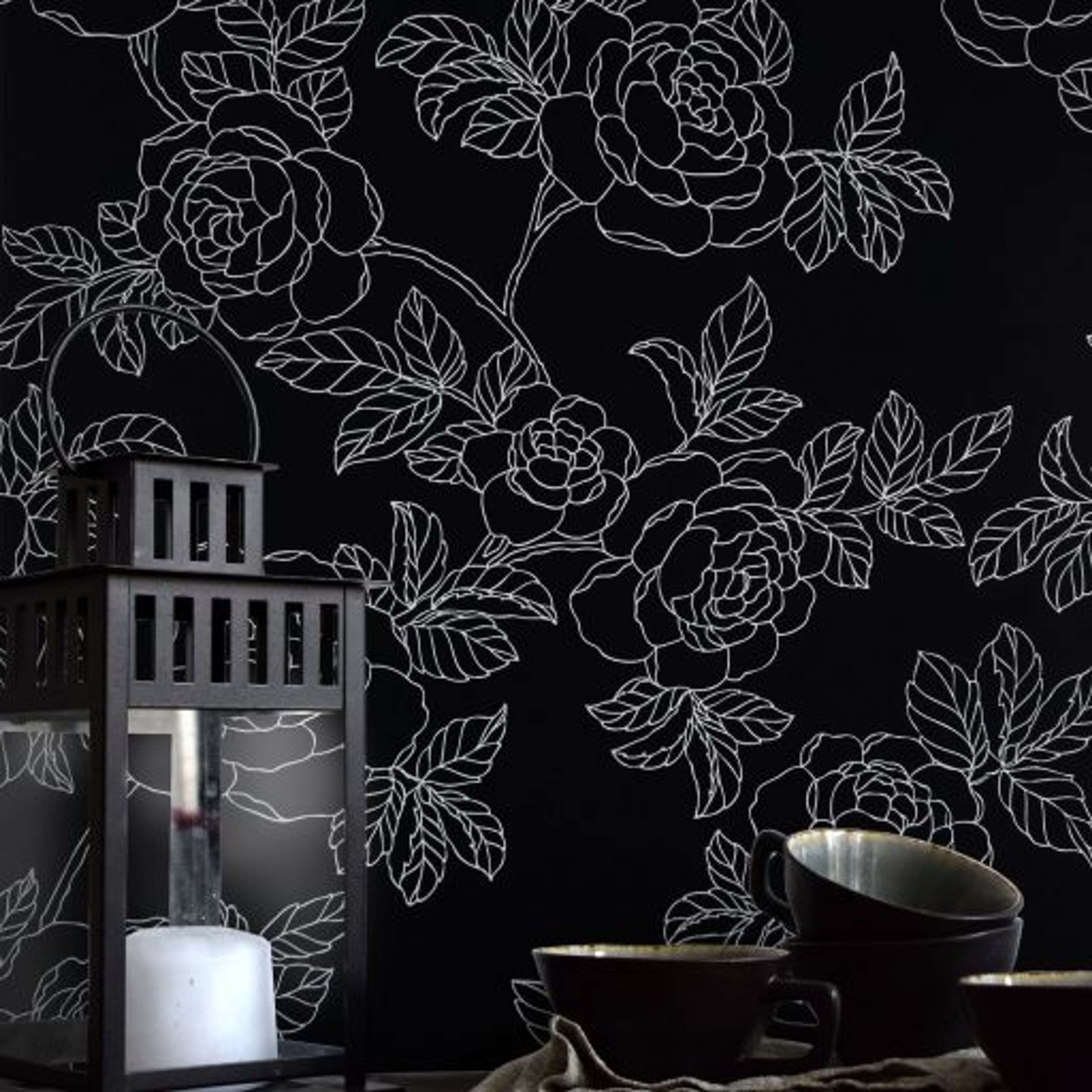 Inez, Vit/Svart tapet från duro med blommigt mönster i vit. Från kollektionen Natur. Nonwoven-material med förskjuten passning.