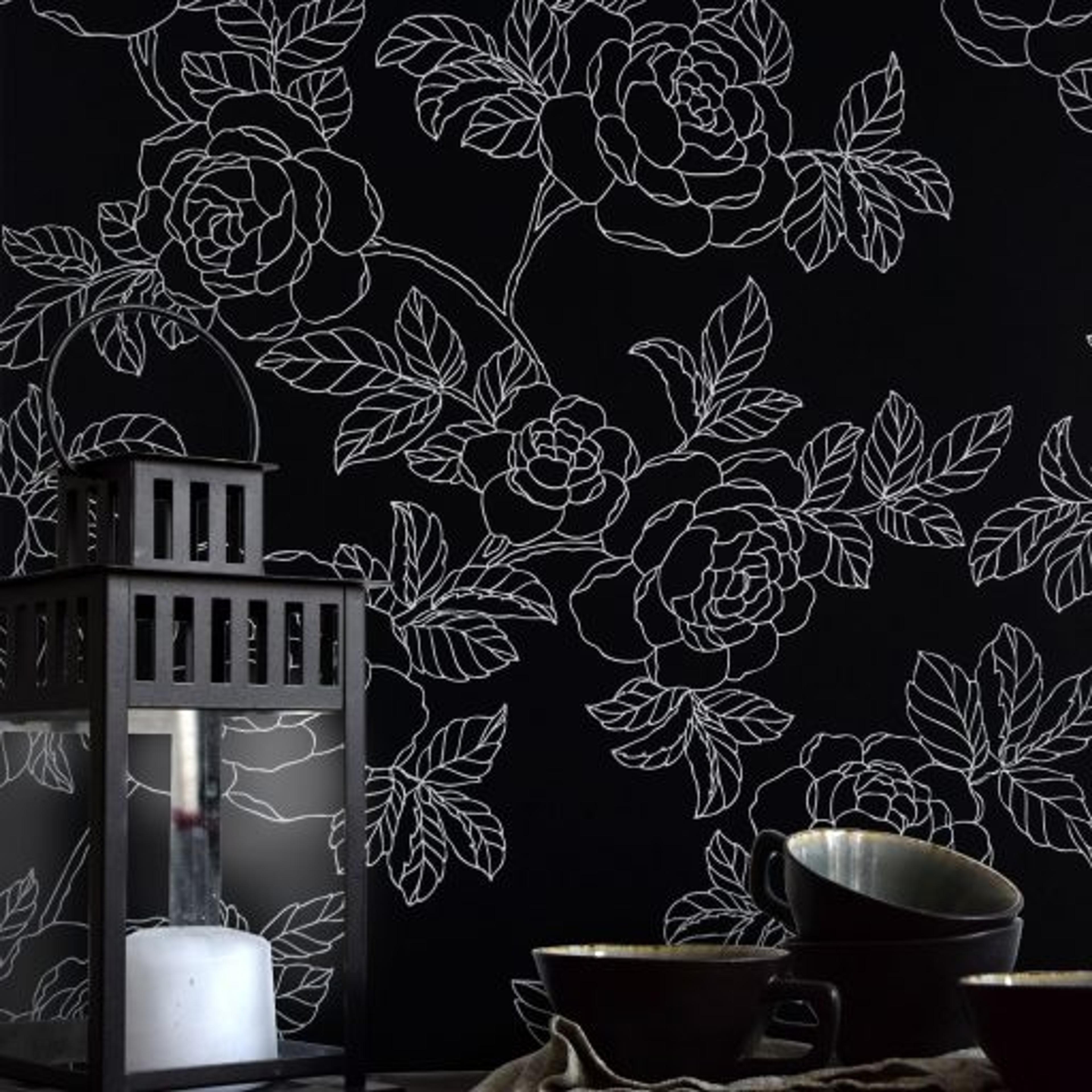 Inez, Vit/Svart tapet från duro med blommigt mönster i vit. Från kollektionen Natur. Nonwoven-material med förskjuten passning.