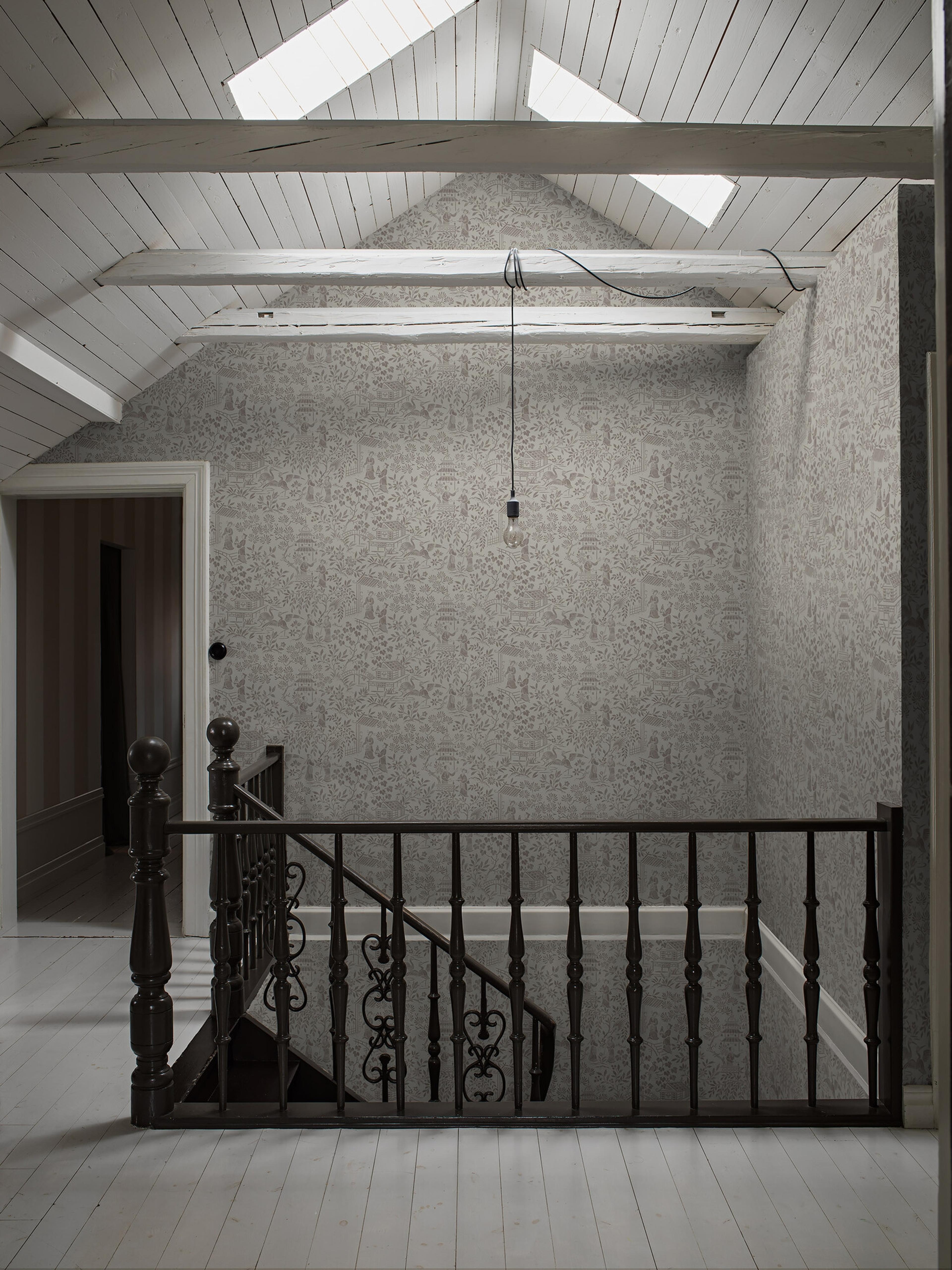 Oriental Garden tapet tapet med botaniskt mönster i beige. Från kollektionen Dreamy Escape. Nonwoven-material med förskjuten passning. Passar i vardagsrum och matsal.