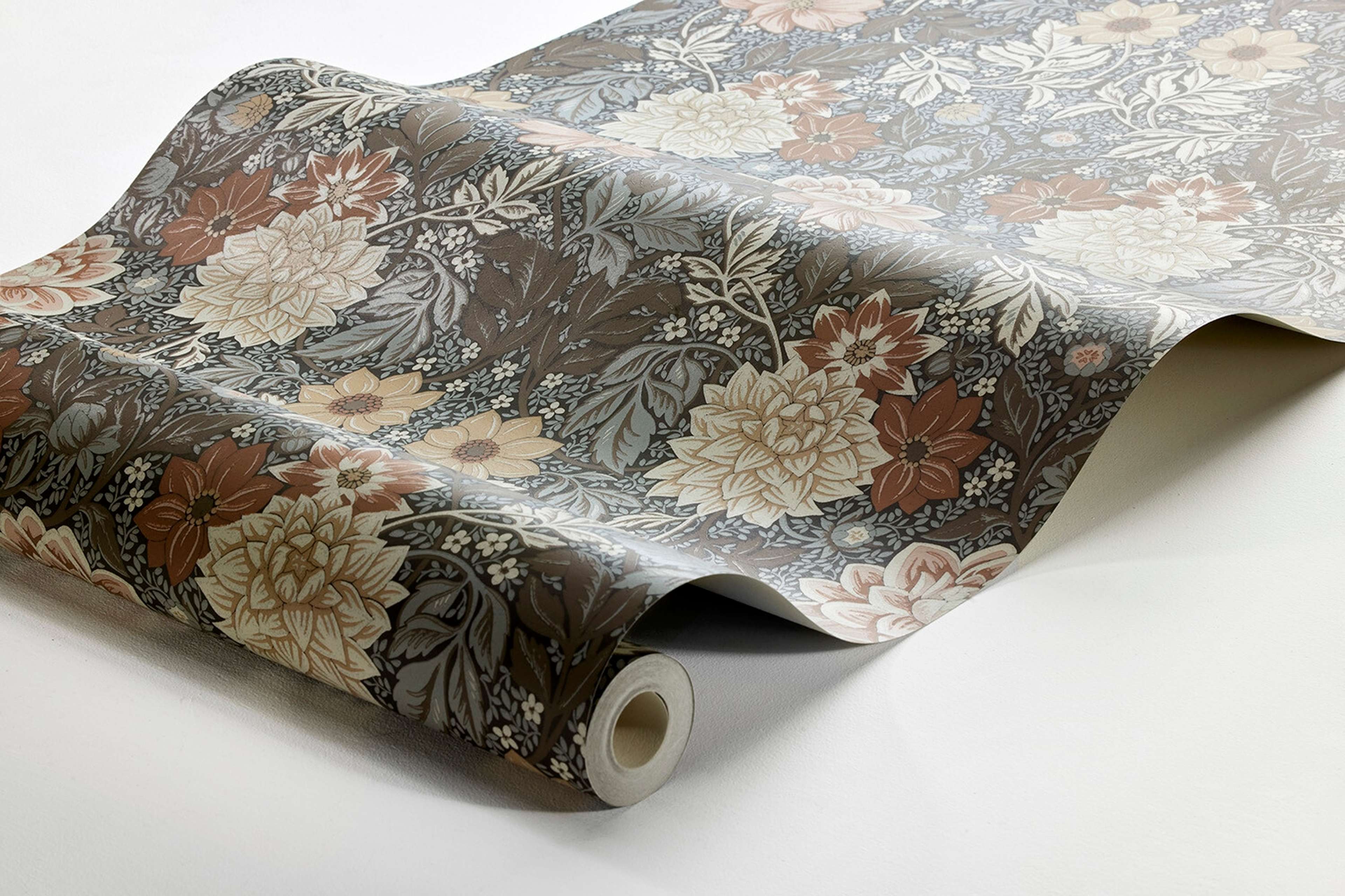Dahlia Garden, brun tapet med blommigt mönster i brun. Från kollektionen Falsterbo III. Nonwoven-material med rak passning.