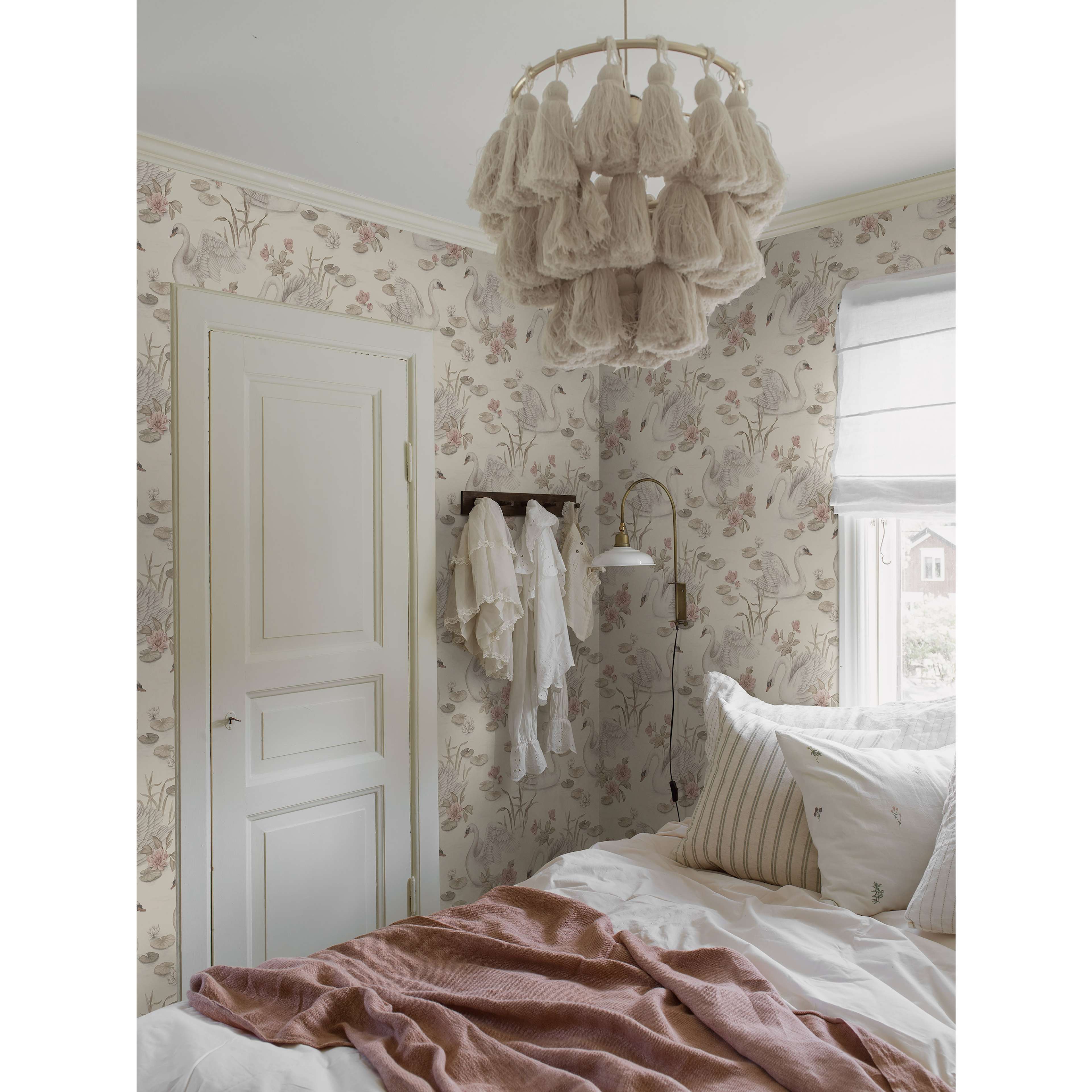 Lily Swan multi, tapet tapet med djur, blommigt mönster i vit och rosa. Från kollektionen Newbie II Wallpaper. Nonwoven-material med förskjuten passning. Passar i sovrum.
