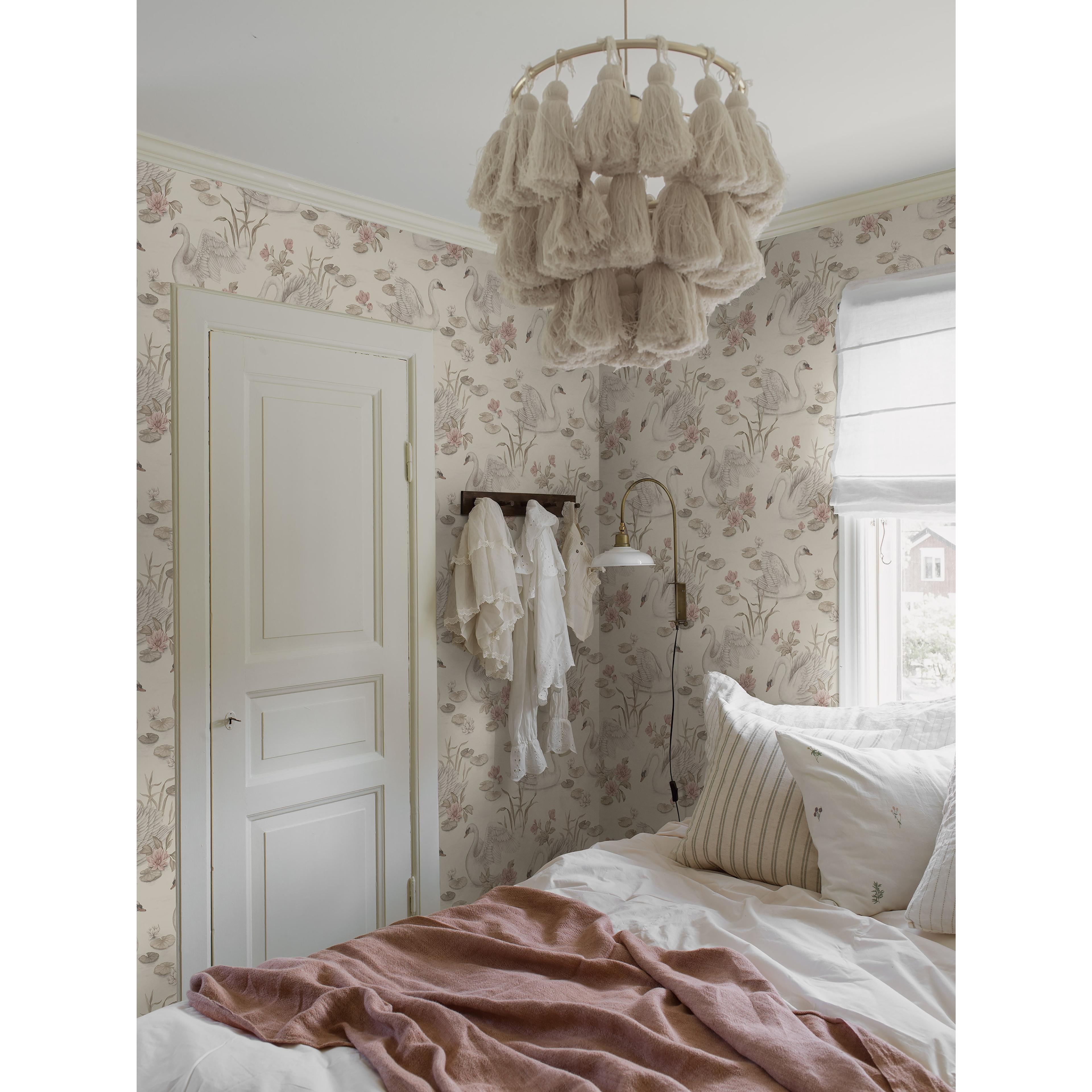 Lily Swan multi, tapet tapet med djur, blommigt mönster i vit och rosa. Från kollektionen Newbie II Wallpaper. Nonwoven-material med förskjuten passning. Passar i sovrum.