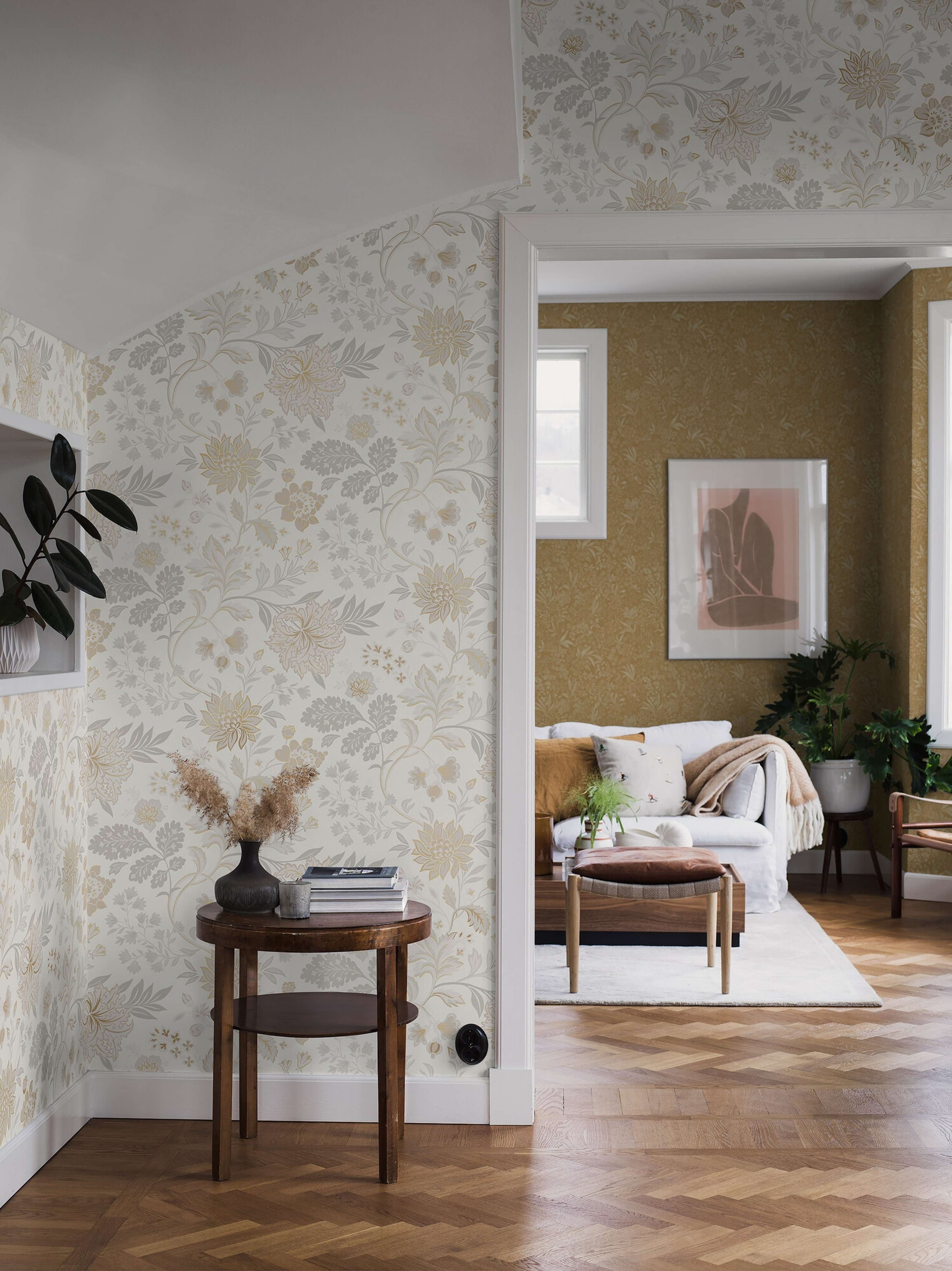 Alicia, ljusgrå/beige tapet med blommigt mönster i vit. Från kollektionen Vårt Arkiv. Nonwoven-material med förskjuten passning.