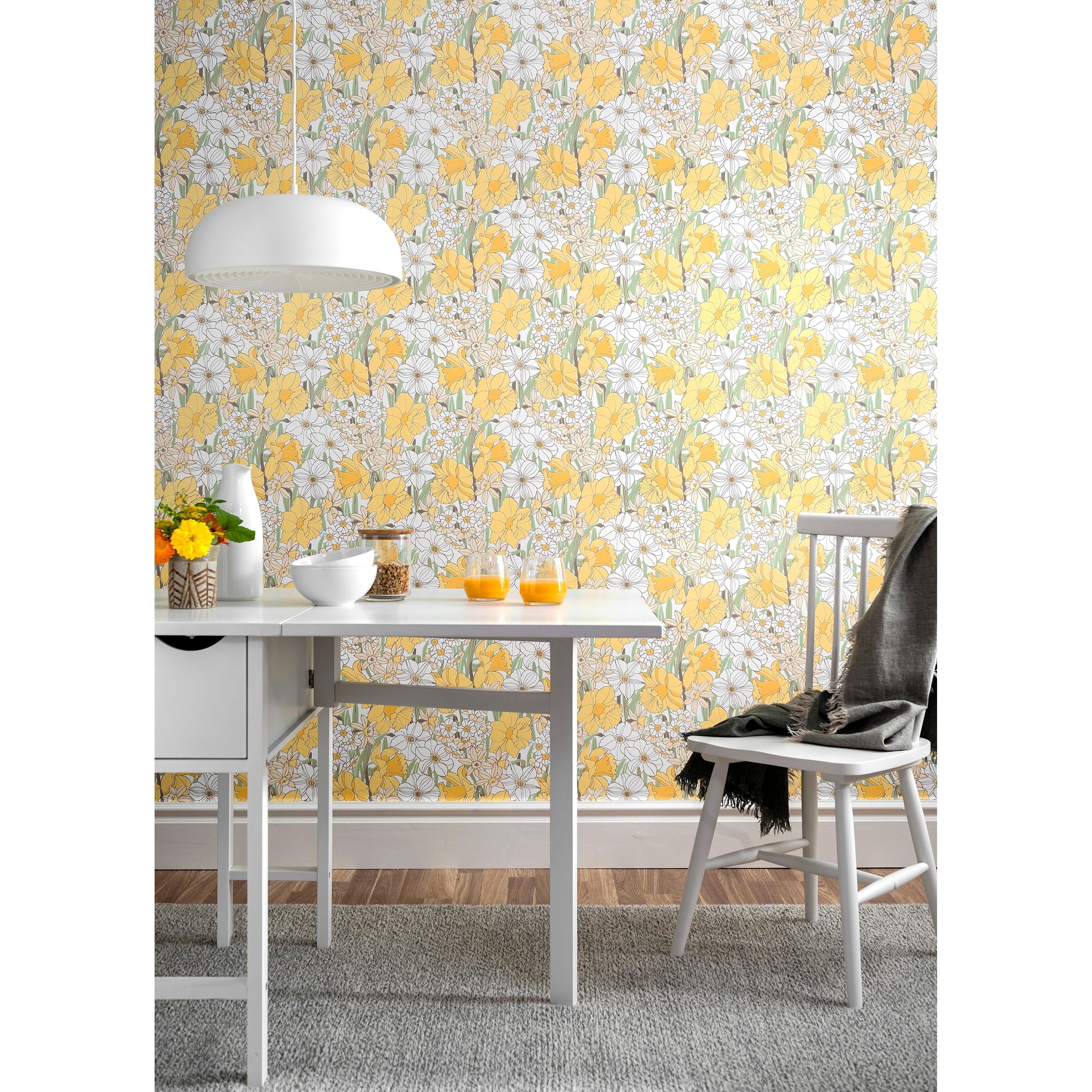 Påsklilja, gul tapet från duro med blommigt mönster i gul. Från kollektionen Duro 1900. Nonwoven-material med rak mönsterpassning. Country-stil.