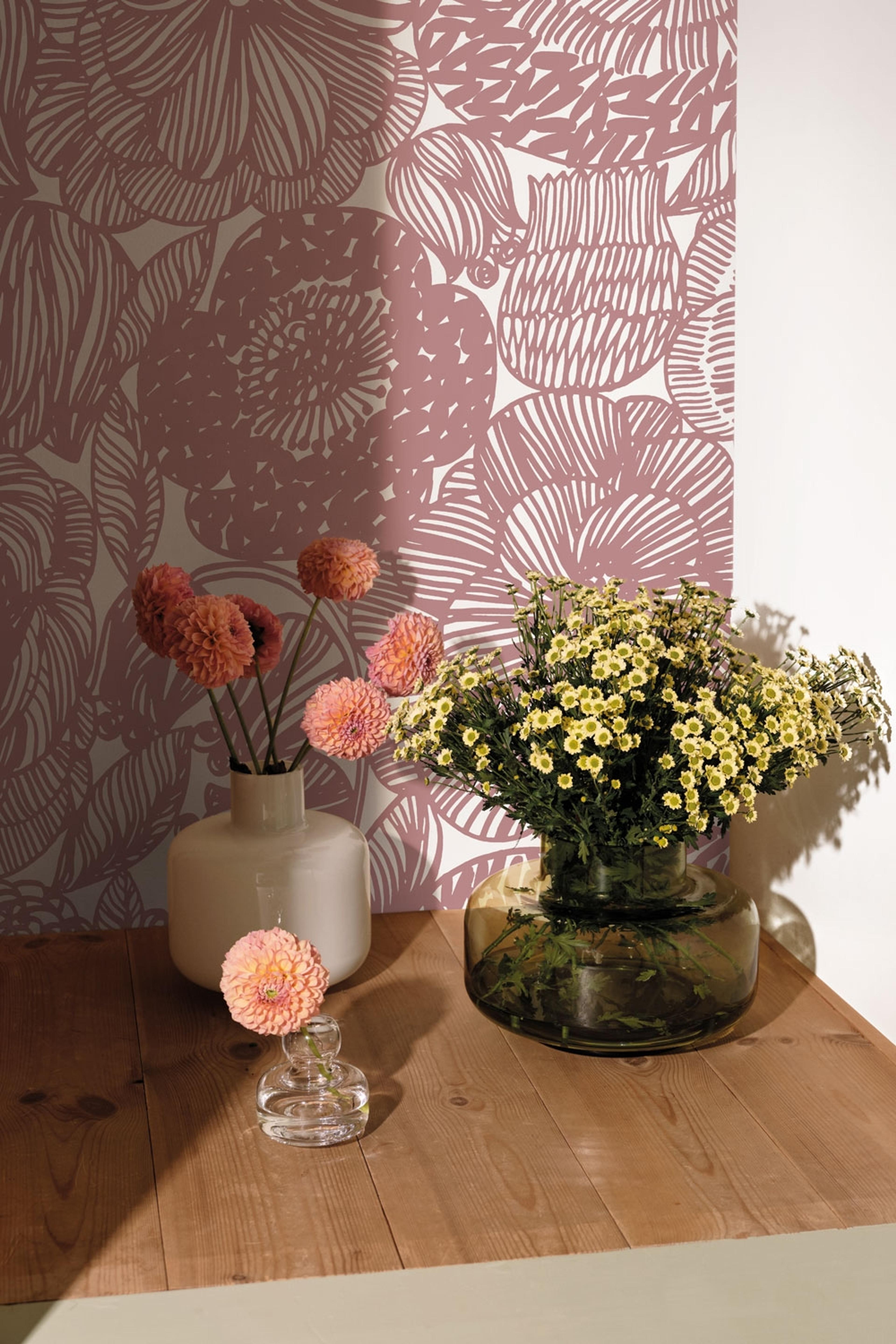 Kurjenpolvi tapet med blommigt mönster i rosa. Från kollektionen Marimekko 6. Nonwoven-material med rak passning.