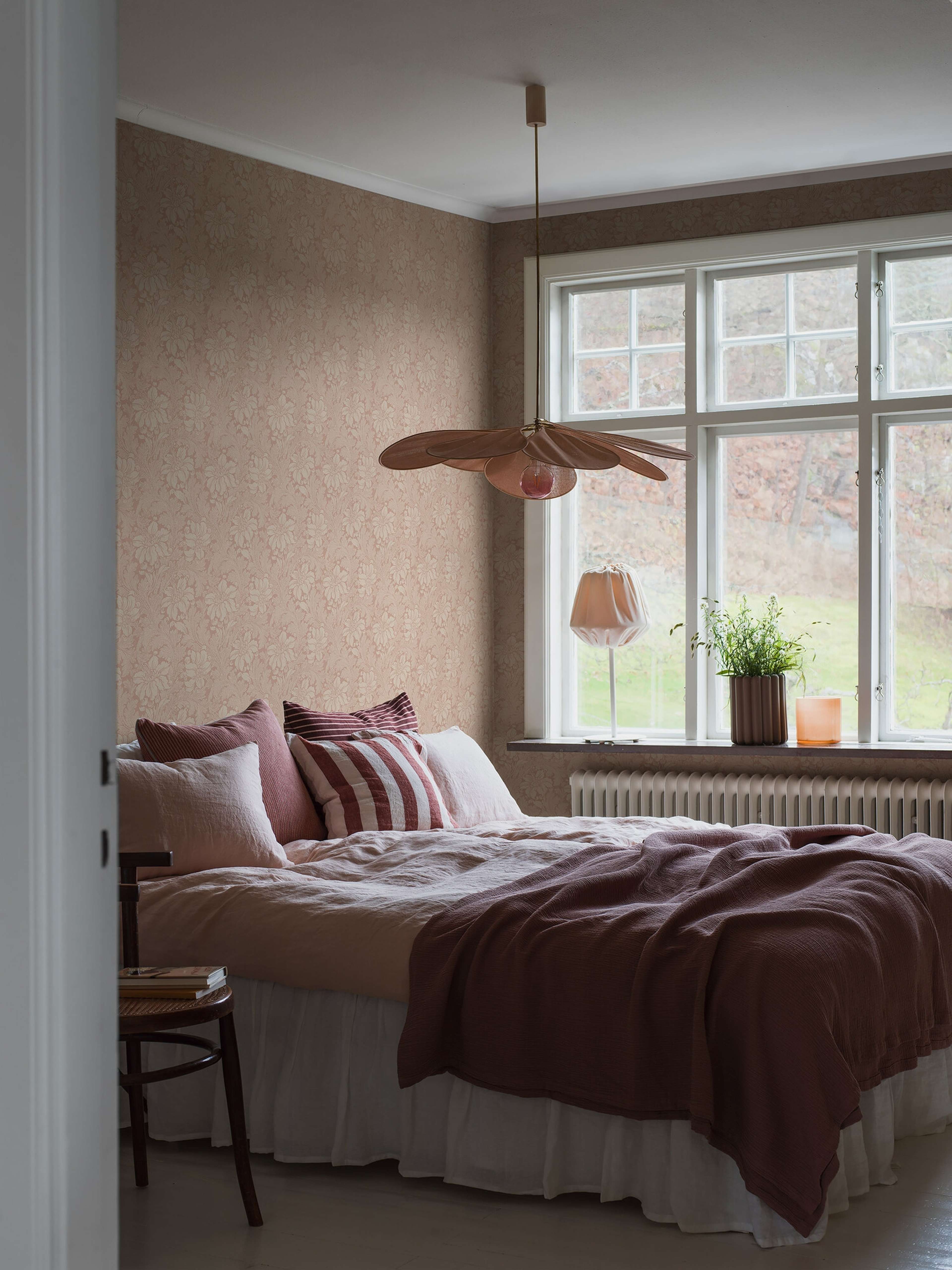 Acanthus storblommig, beige/dovt rosa tapet med blommigt mönster i rosa. Från kollektionen Vårt Arkiv. Nonwoven-material med rak passning.